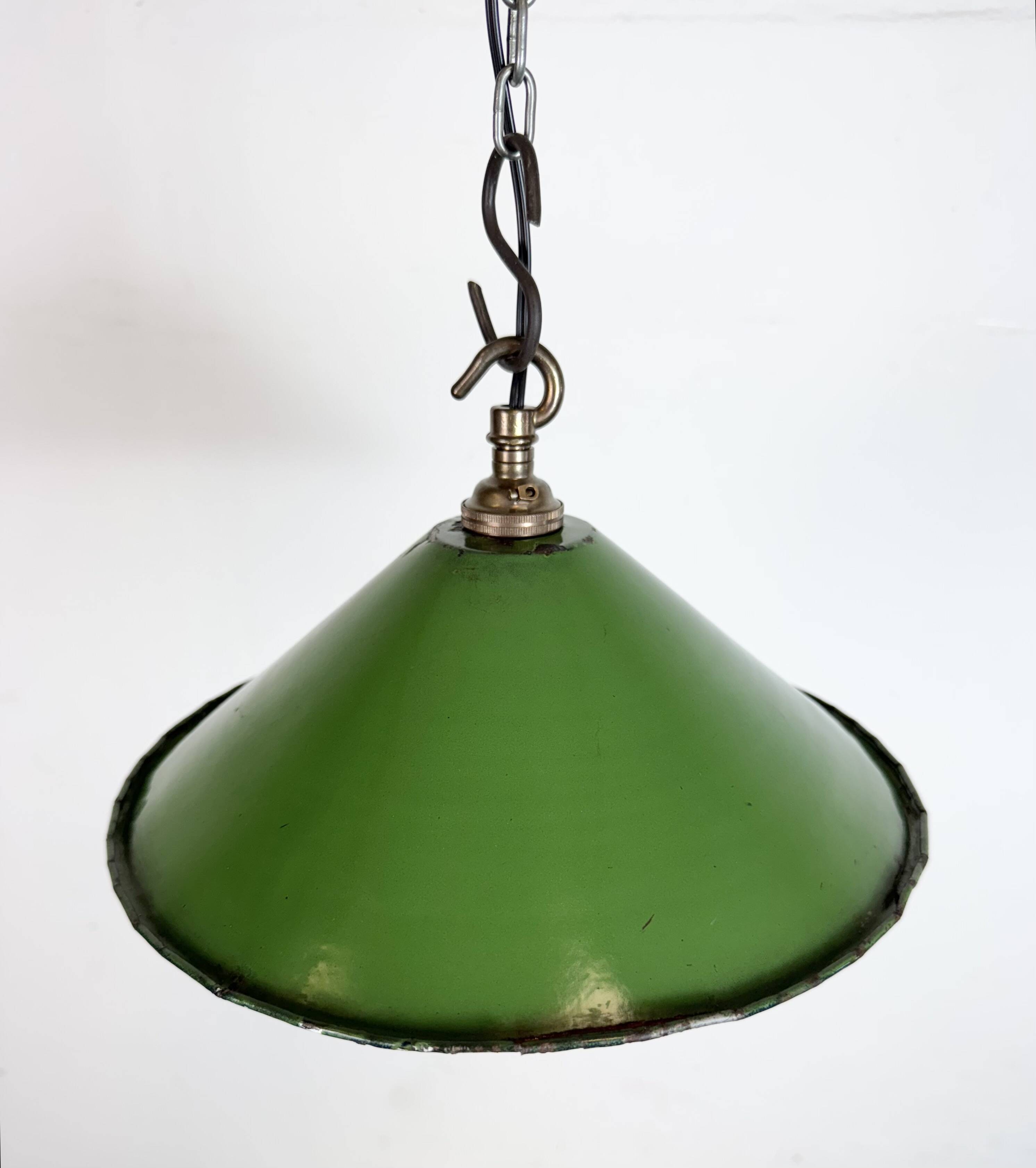 Suspension industrielle britannique en émail vert, années 1950