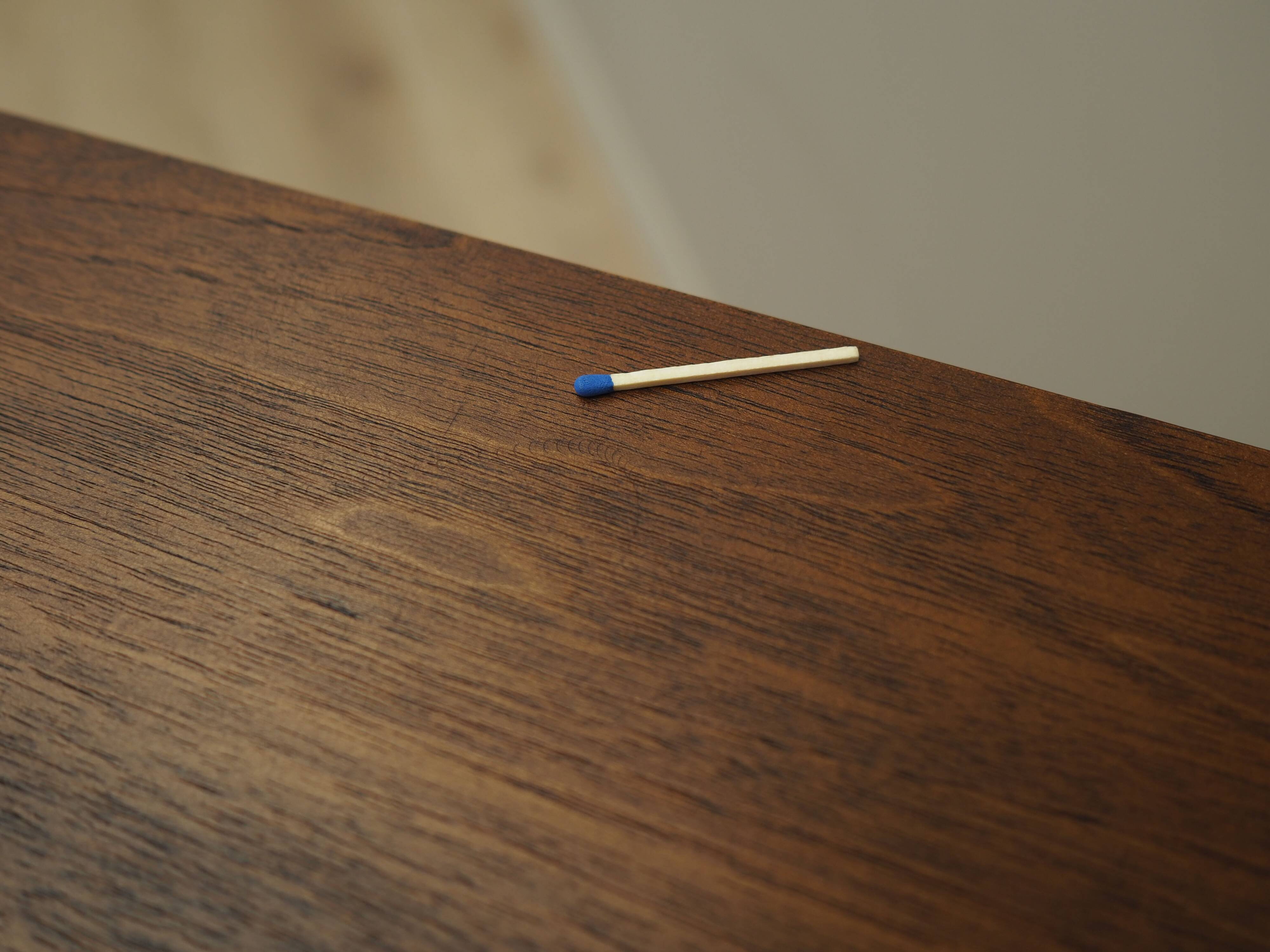 Buffet haut en noyer, design danois, années 1960, production : Danemark