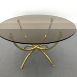Table basse en laiton et verre fumé années 1970