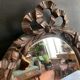 Miroir ovale ancien en bois sculpté et noeud de style Louis XVI