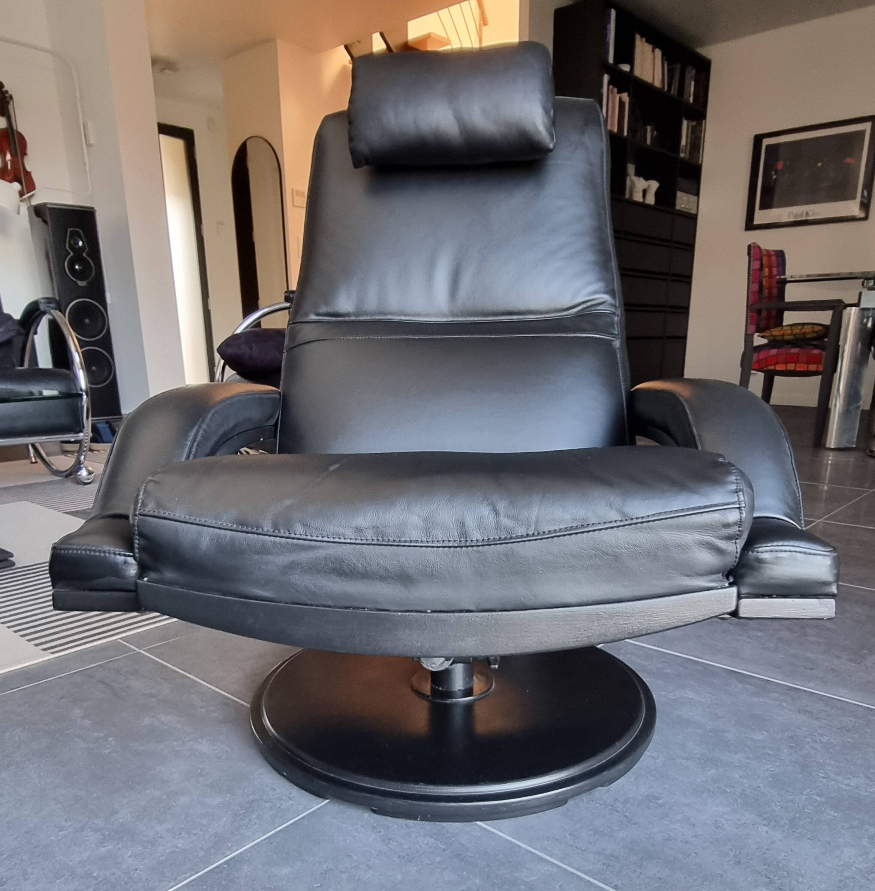 2 leather armchairs from Roche Bobois