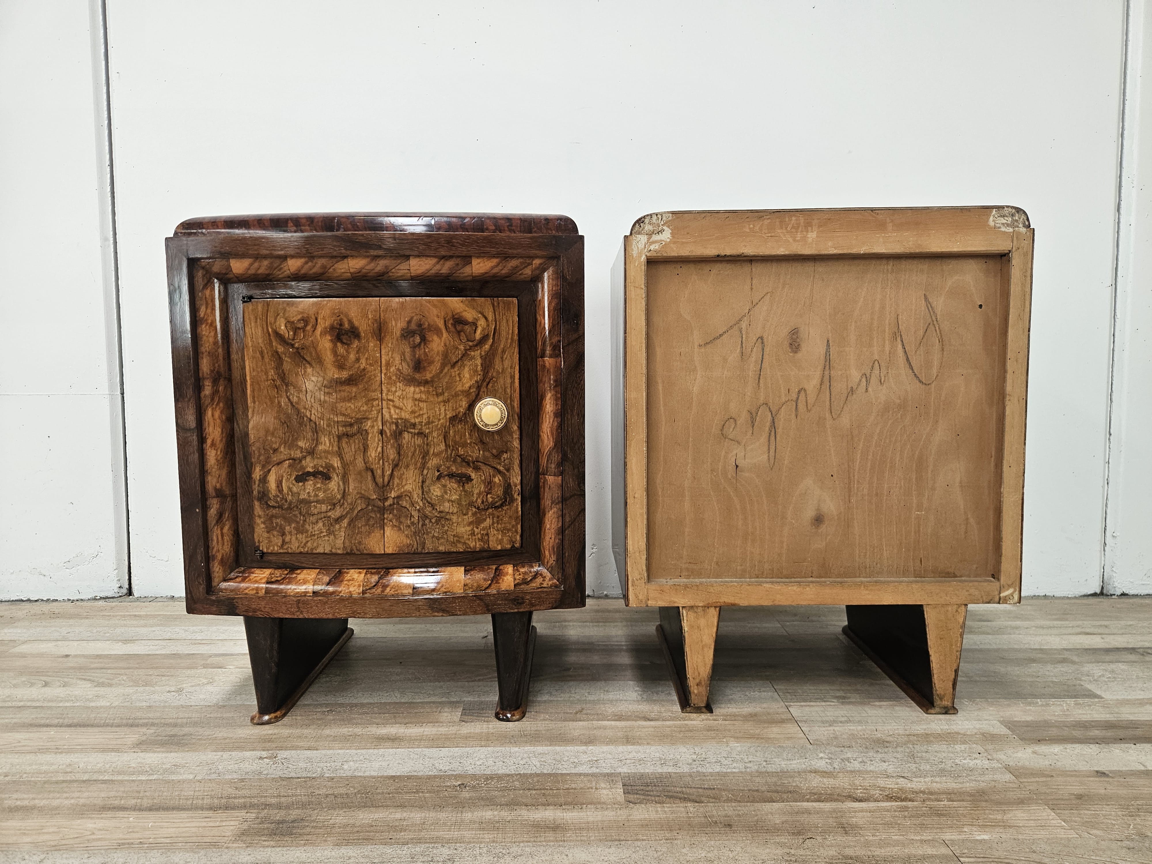 Tuscan Art Decò bedside tables from the 1940s in walnut burl