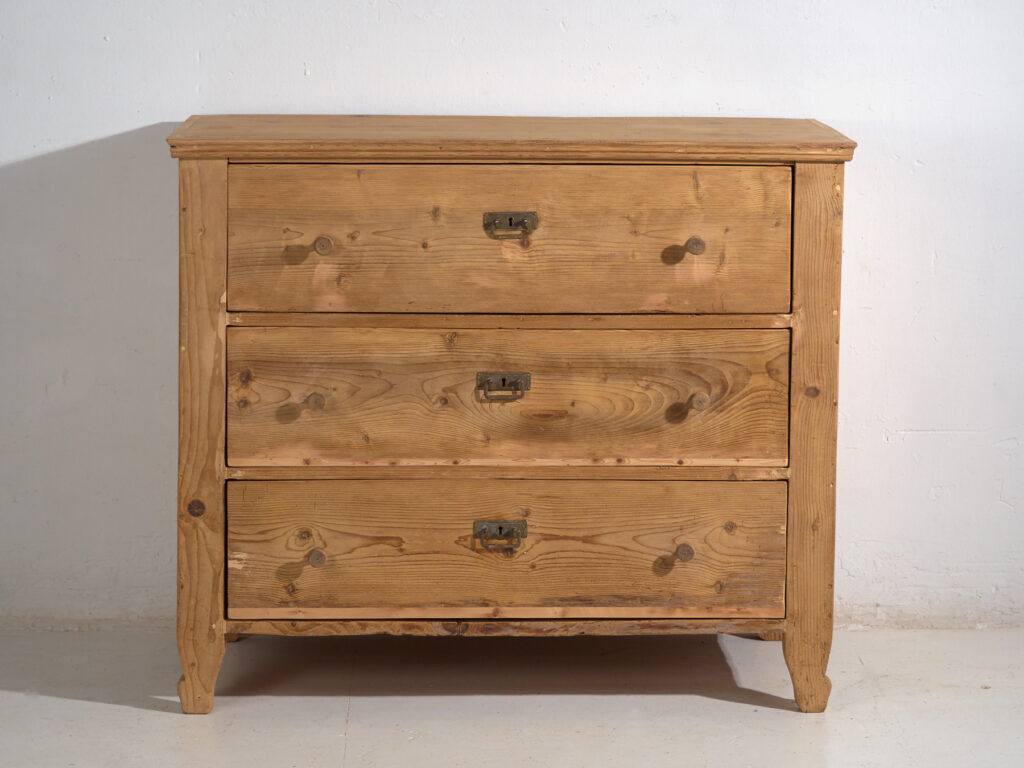 Commode centre-européenne à trois tiroirs en pin lavé – Europe centrale, vers 1900