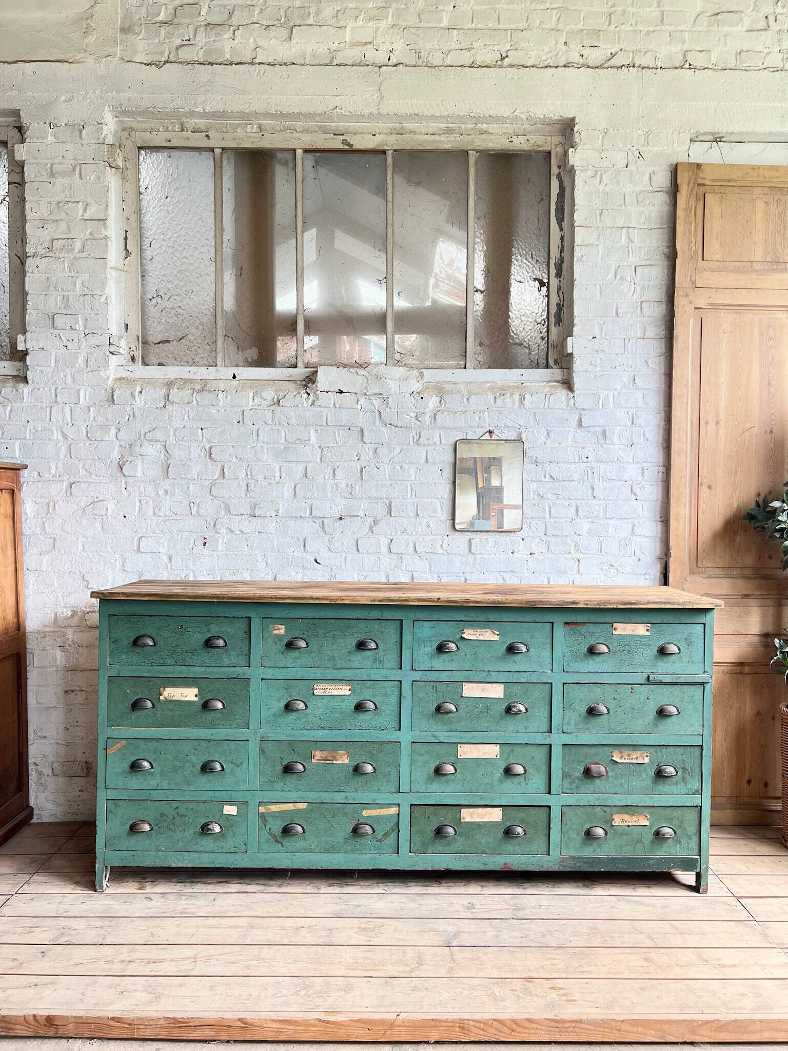 Old workshop drawer unit with original patina.