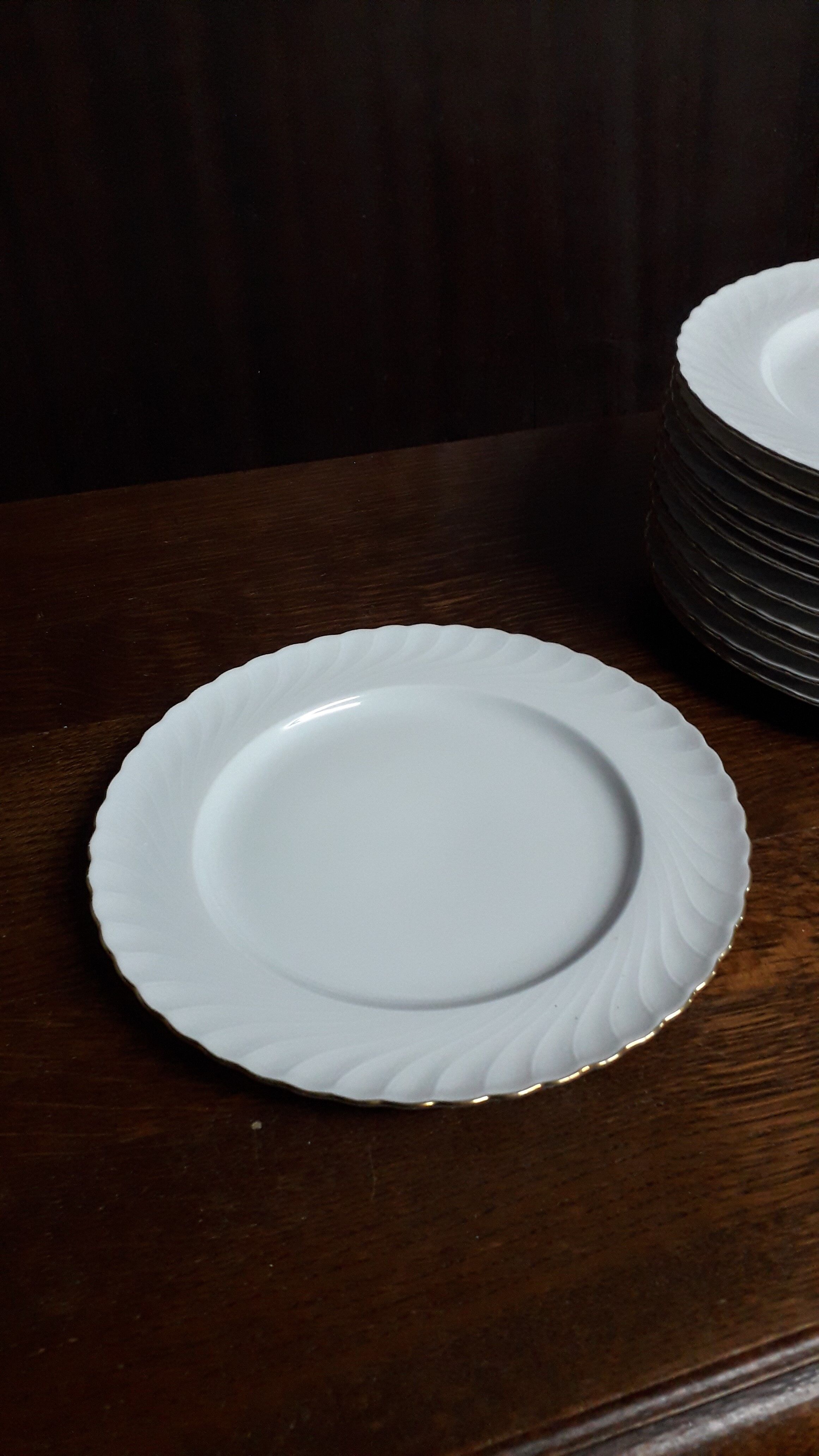 Porcelain dessert plates with cake dish