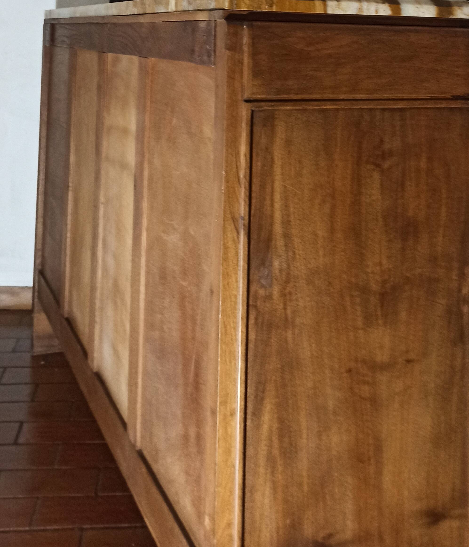 Low sideboard from the beginning of the twentieth century in walnut.