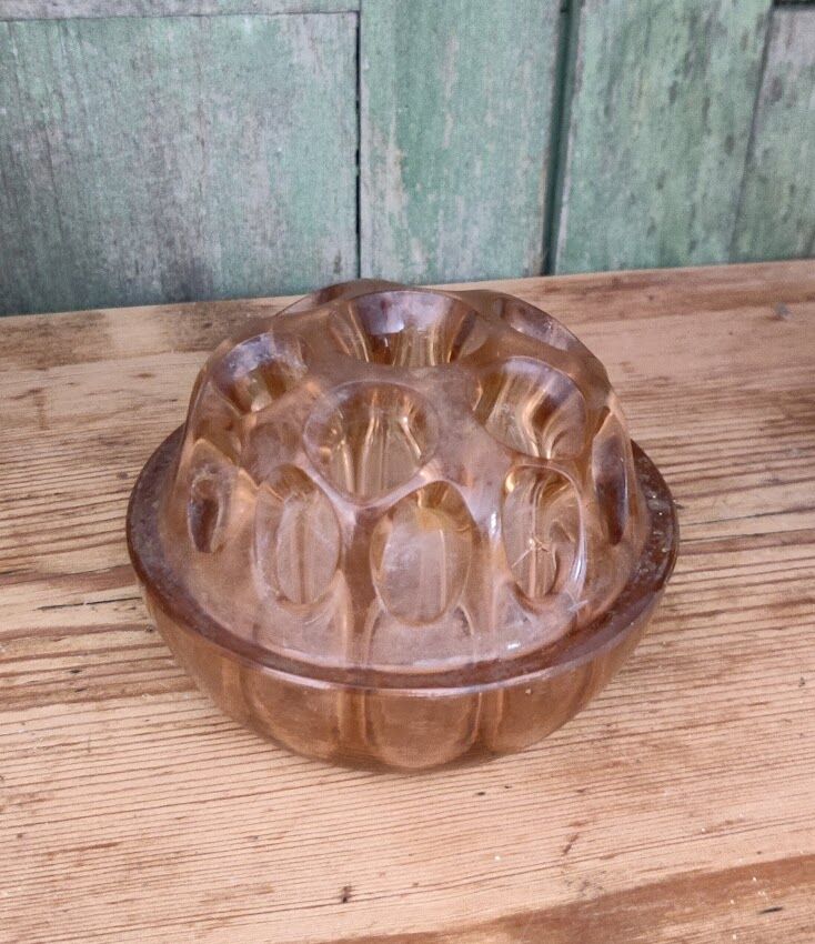 Vase stings ancient pink flowers