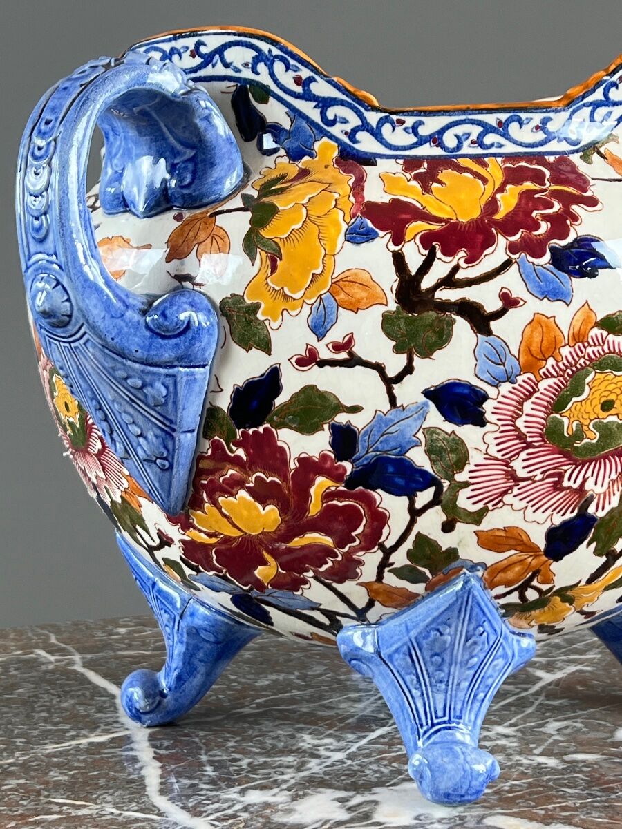 Large earthenware cache-pot from Gien with peony decoration, 20th century.