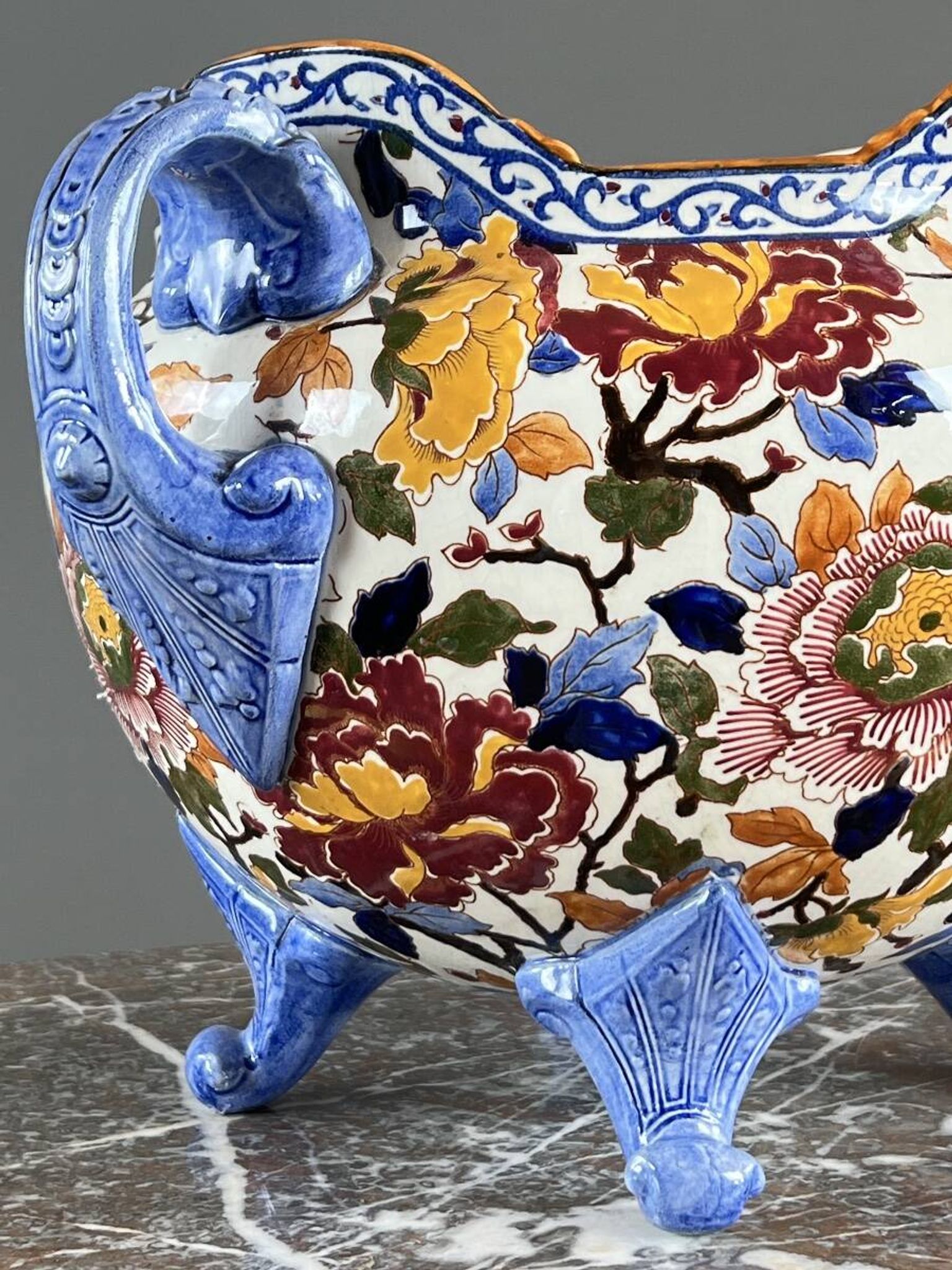 Large earthenware cache-pot from Gien with peony decoration, 20th century.