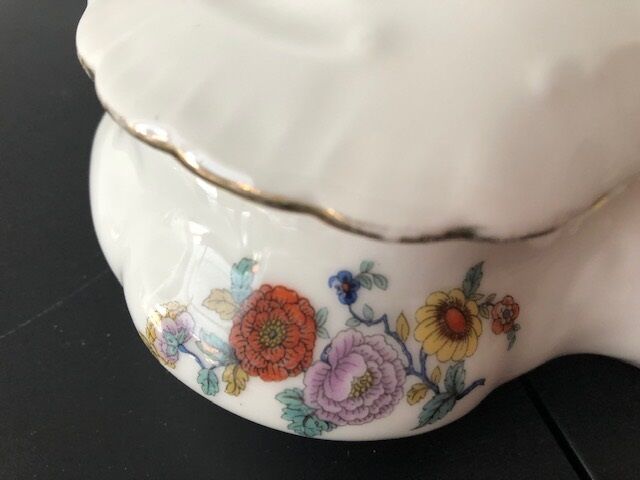 Porcelain candy box with floral motifs, late 19th century