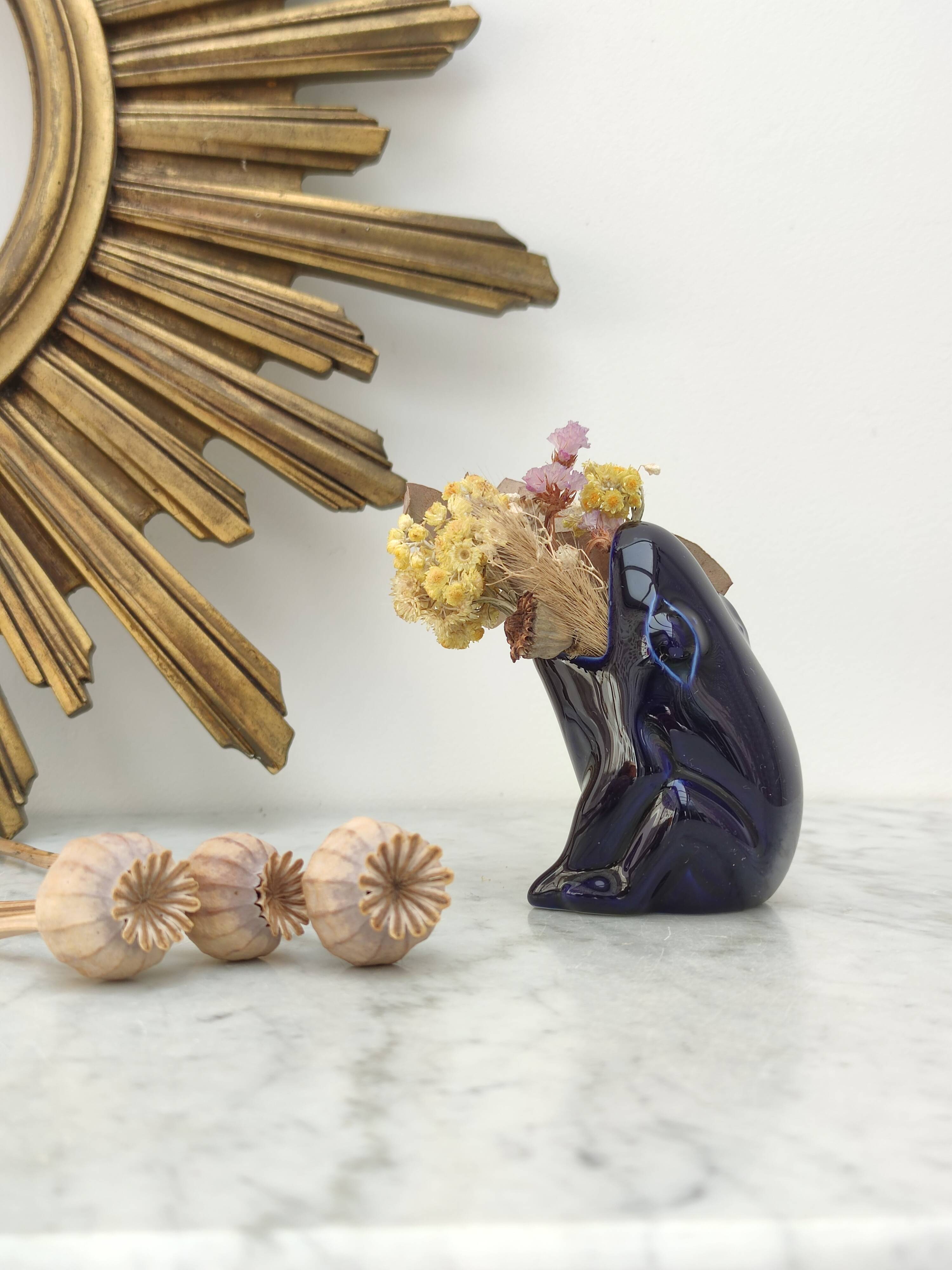 Frog carries bouquet