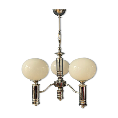 Lustre en verre opalin blanc du milieu du siècle avec cadre chromé