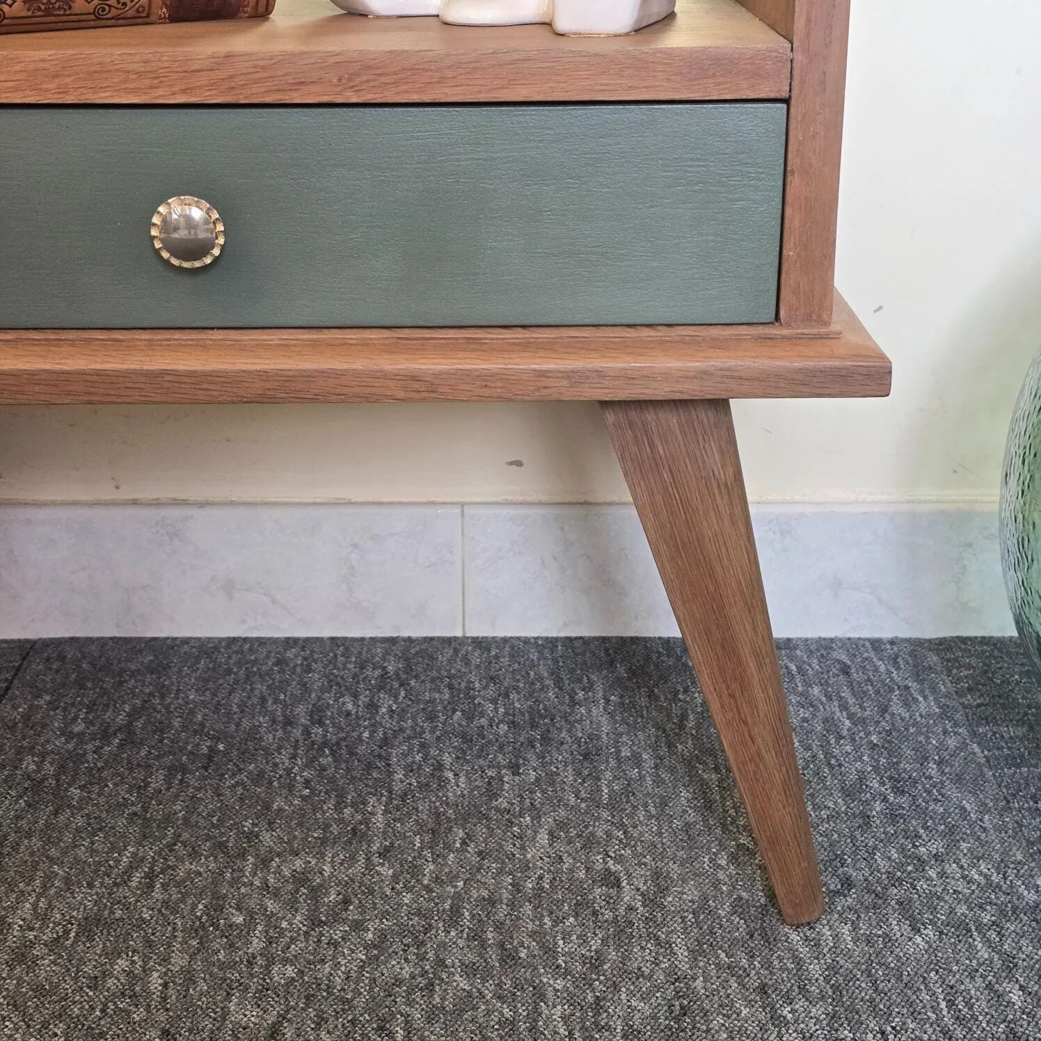 Renovated vintage bedside table in wood, with tapered legs – Matt green & gold background