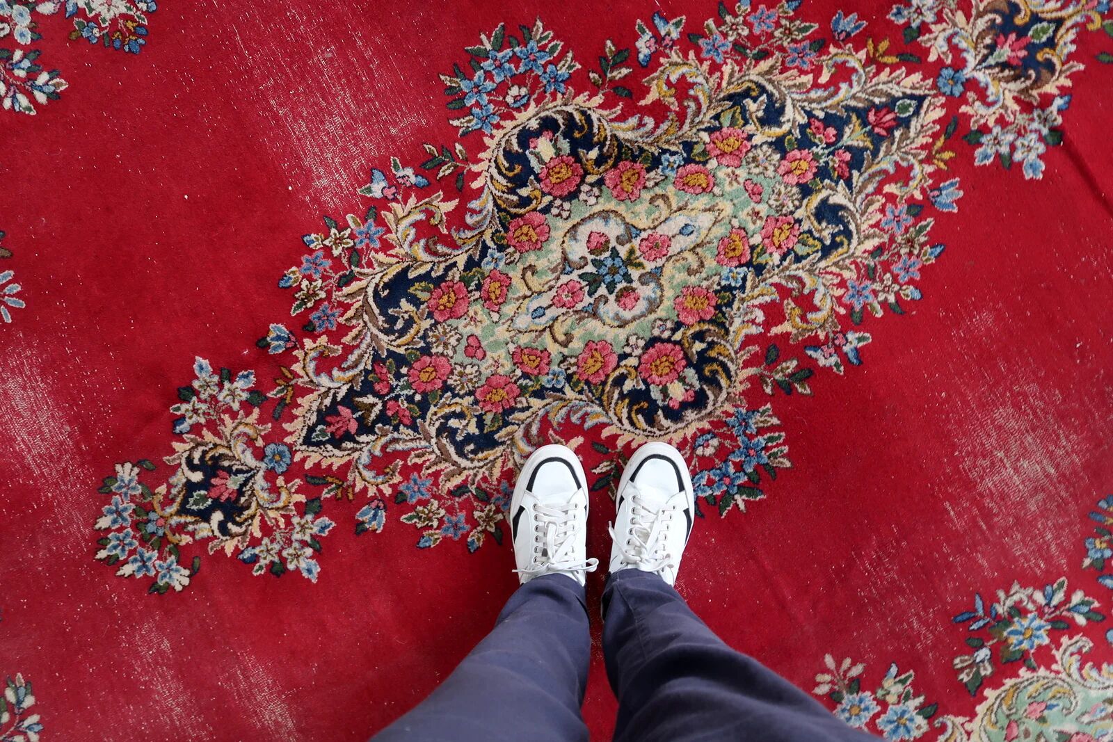 Antique 1920s Persian Kerman rug, floral medallion, red field, 267cm x 364cm