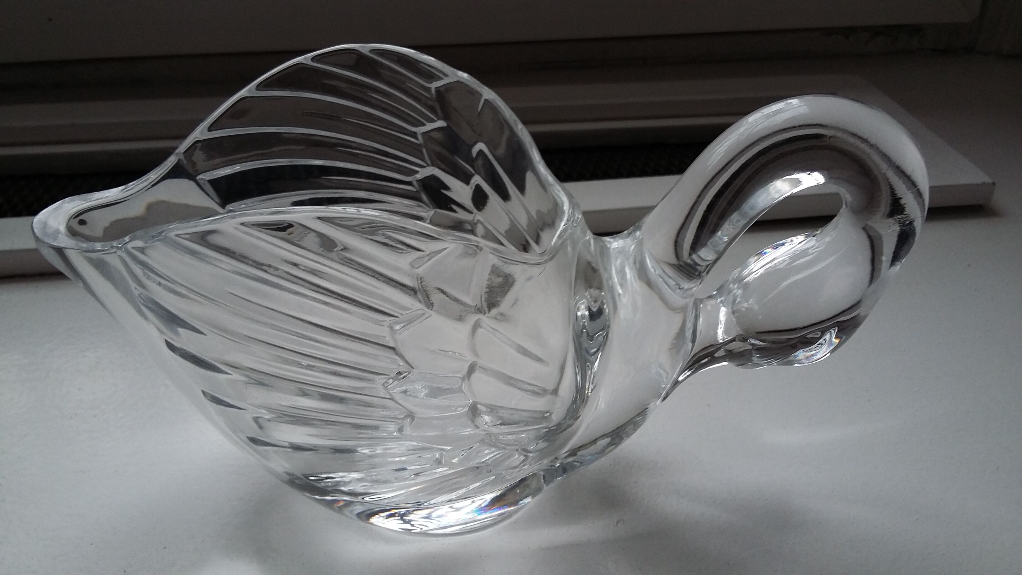 Swan-shaped pocket emptier