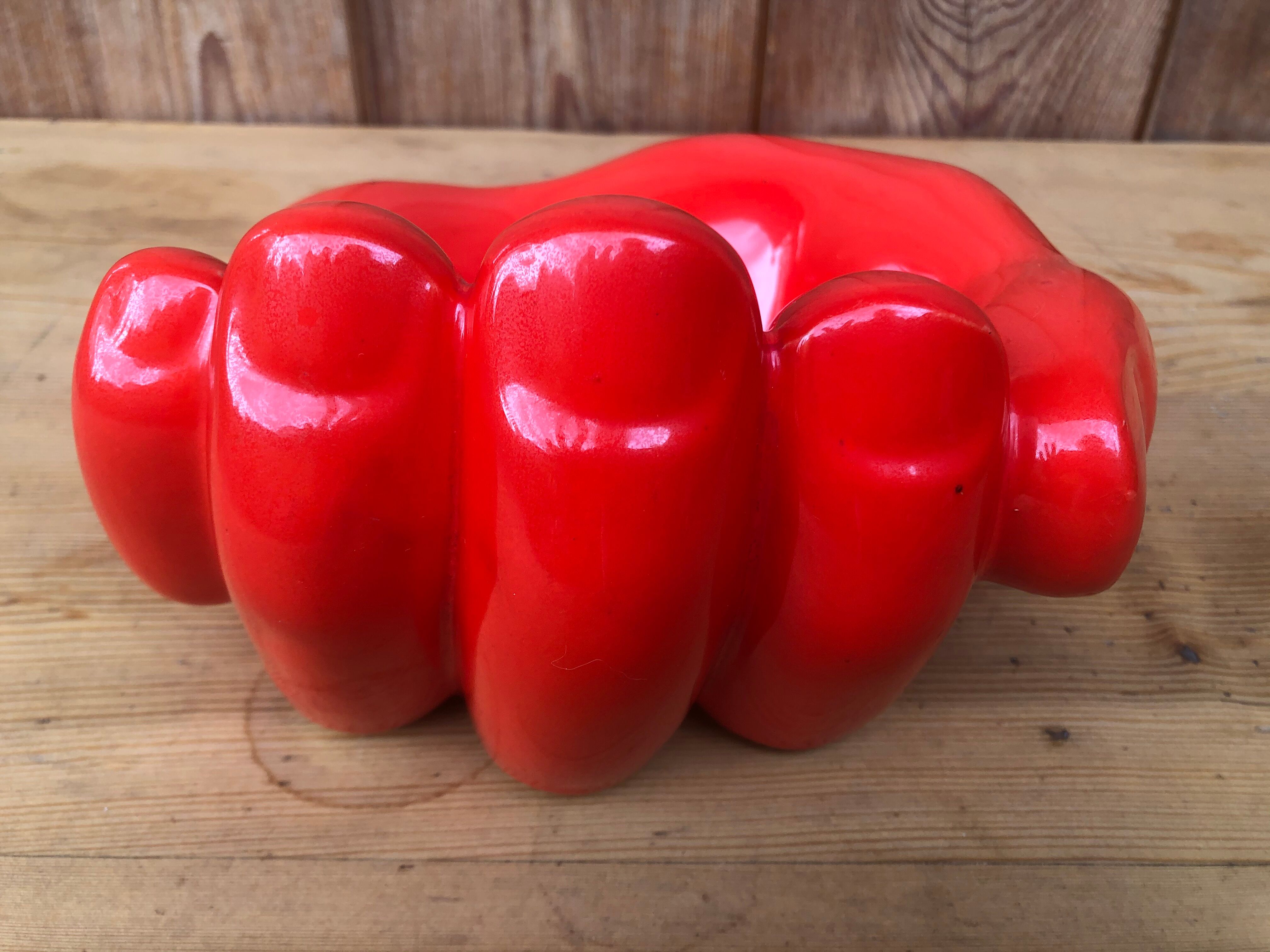 Empty pocket in the form of a red ceramic hand 60/70