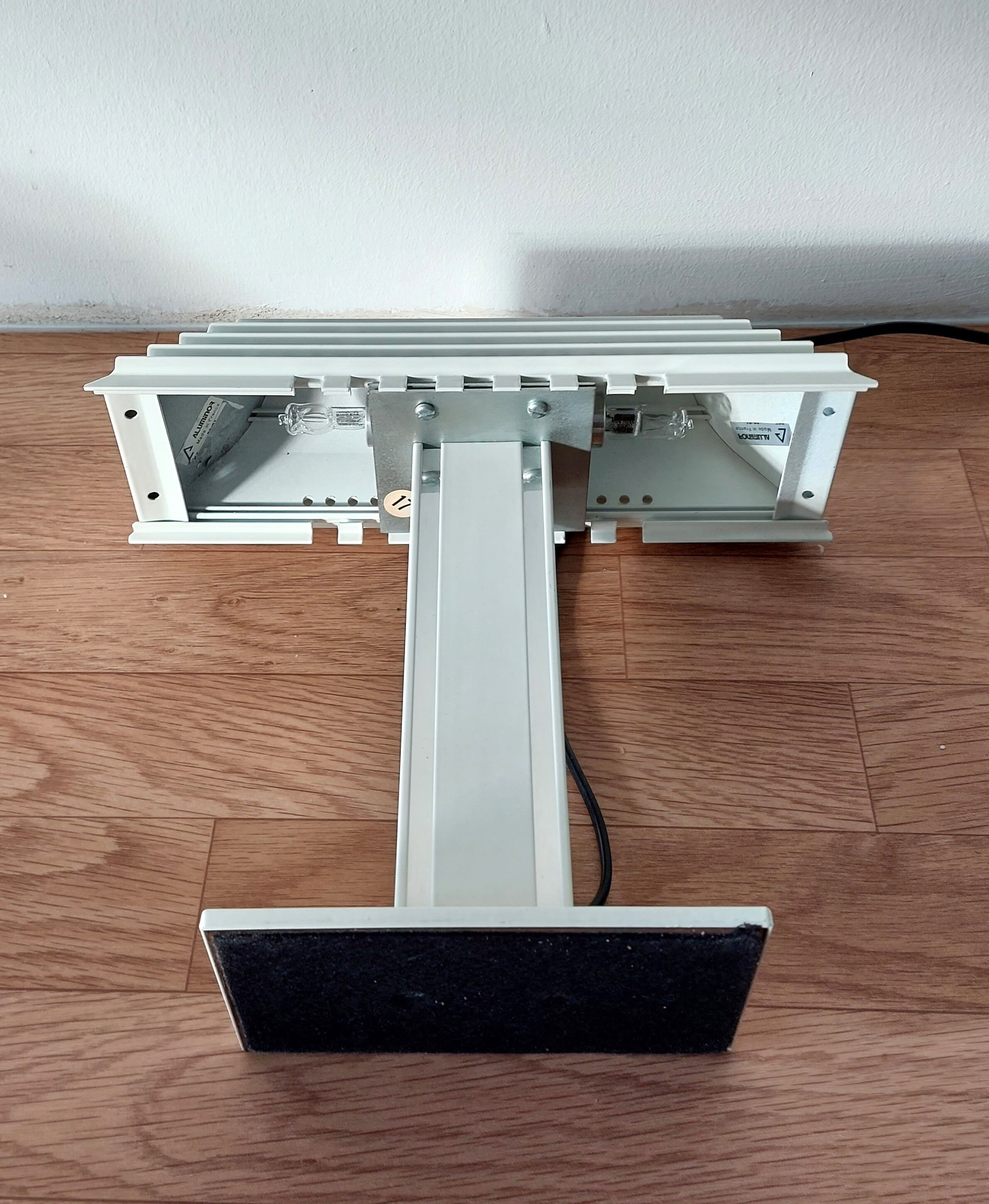 Desk lamp in white lacquered aluminum 1980 Aluminor.