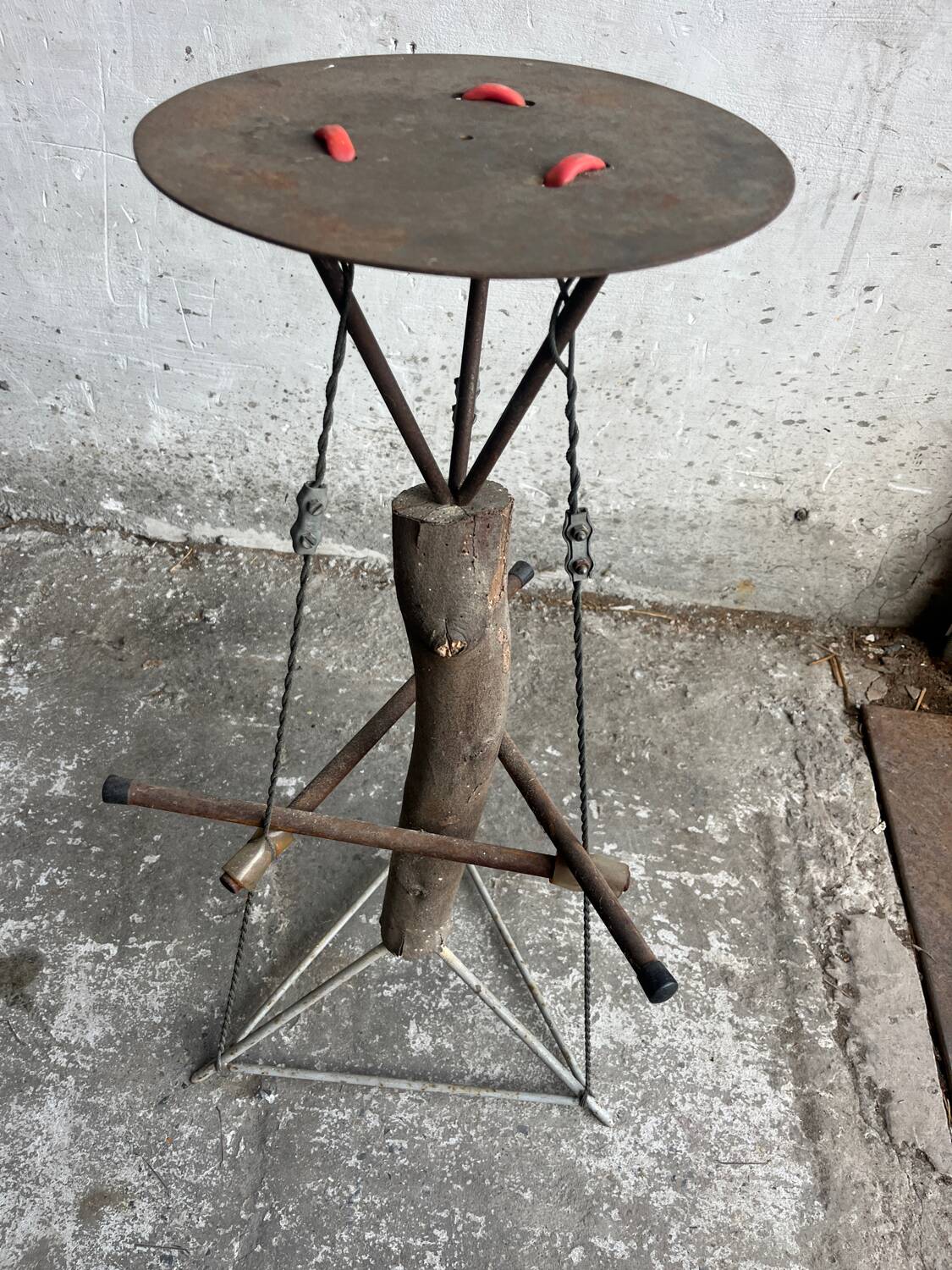 Table d'appoint sculpturale en métal rouillé et bois au design néerlandais, accent industriel en brun rustique.