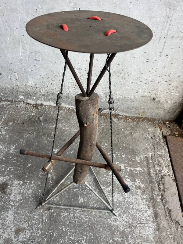 Table d'appoint sculpturale en métal rouillé et bois au design néerlandais, accent industriel en brun rustique.