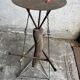 Table d'appoint sculpturale en métal rouillé et bois au design néerlandais, accent industriel en brun rustique.