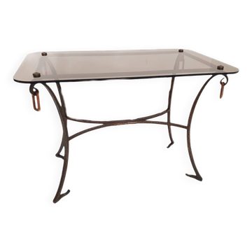 Table basse en fer forgé et verre fumé, années 60-70