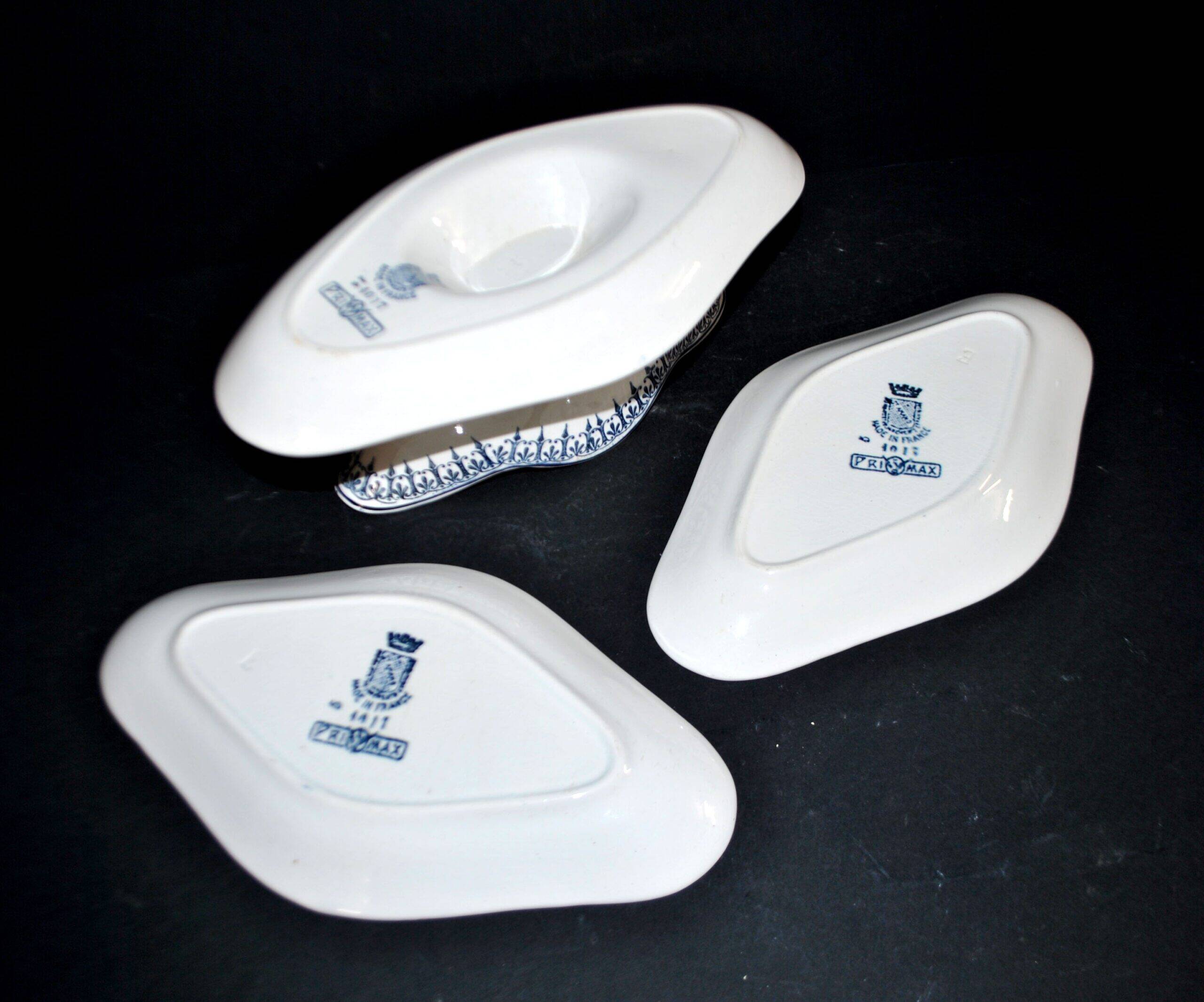 Saint Amand sauce boat and 2 earthenware dishes with navy blue rose decoration Primax