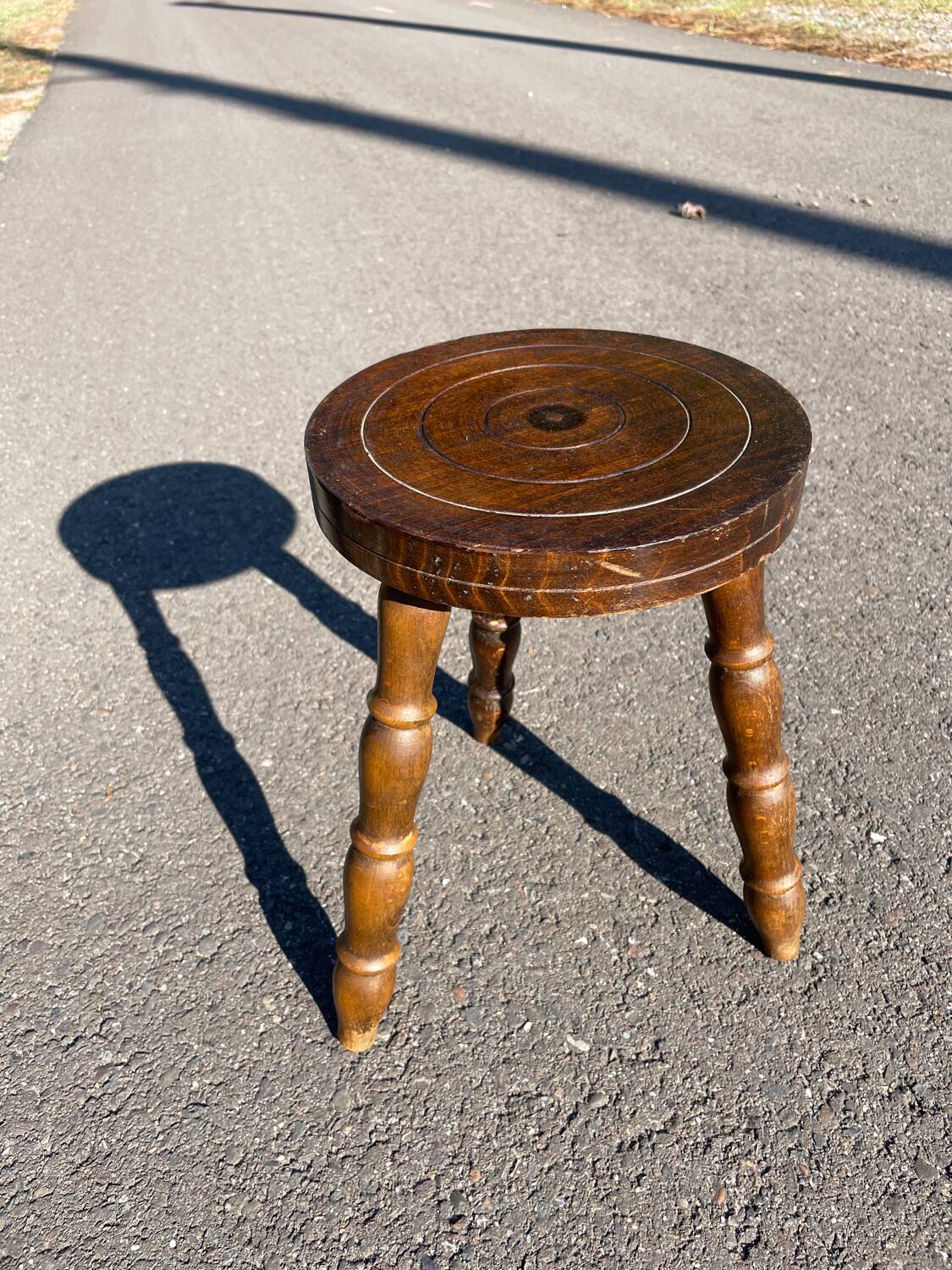 Tabouret tripode en bois tourné