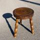 Tabouret tripode en bois tourné