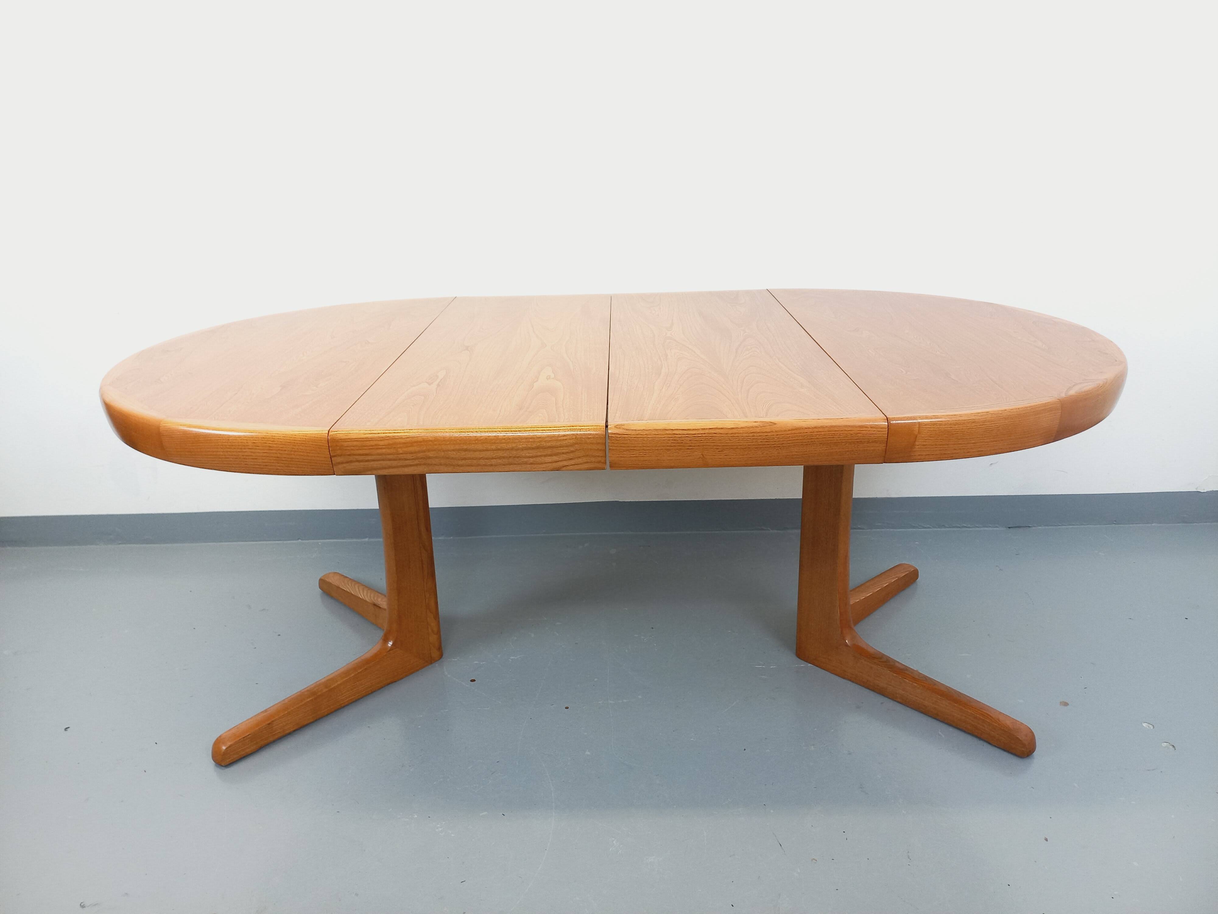 Vintage round dining table in Scandinavian style from the 60s and 70s in elm.