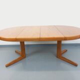 Vintage round dining table in Scandinavian style from the 60s and 70s in elm.
