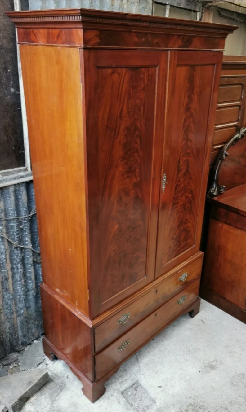 Very beautiful old English cabinet made of solid 19th century mahogany