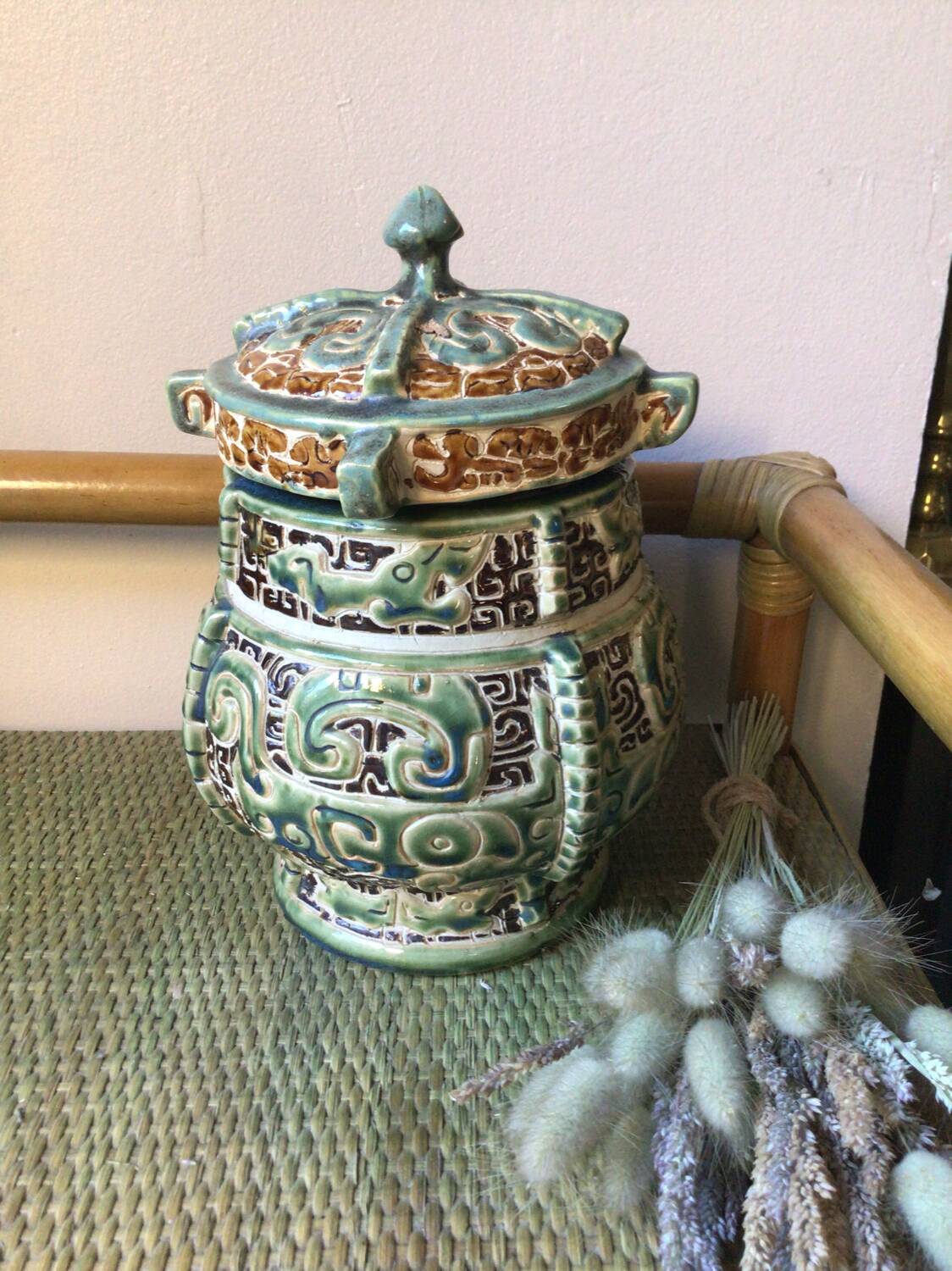 Stoneware pot with Asian decor