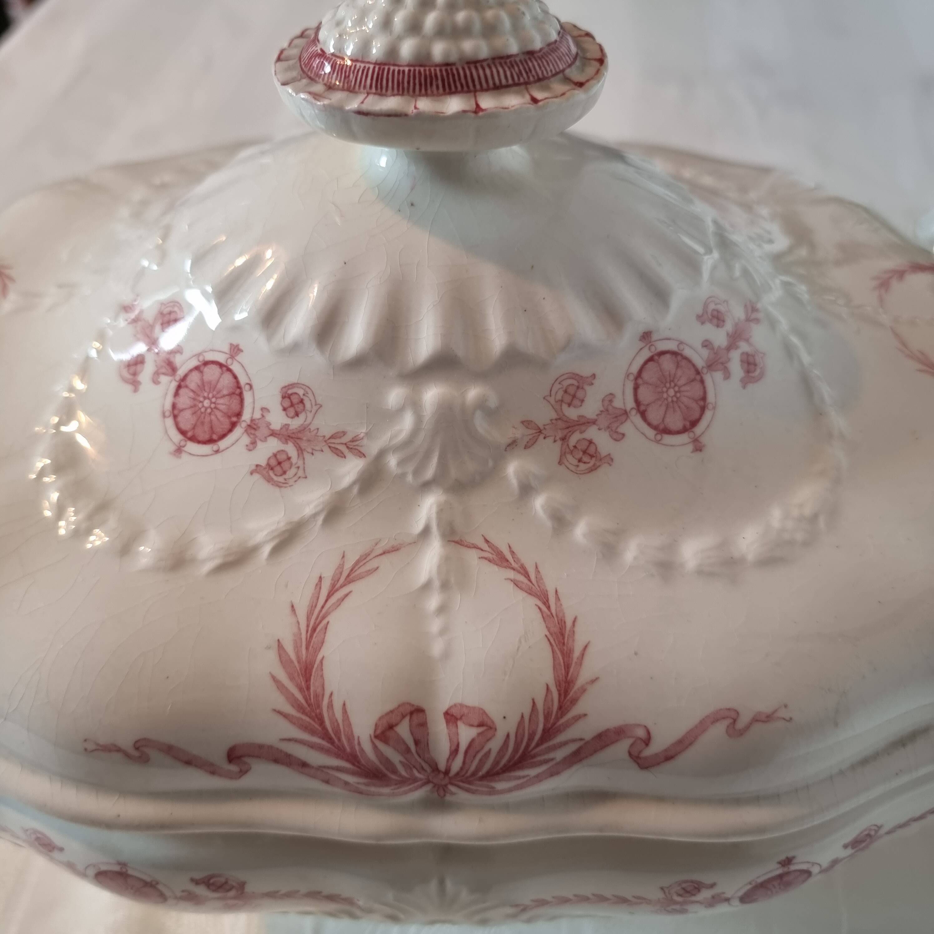 Superb and large English porcelain soup tureen by Minton (19th century)