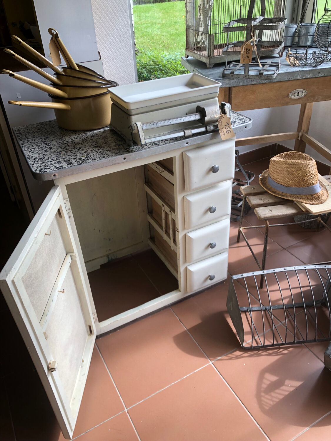 Kitchen service cabinet