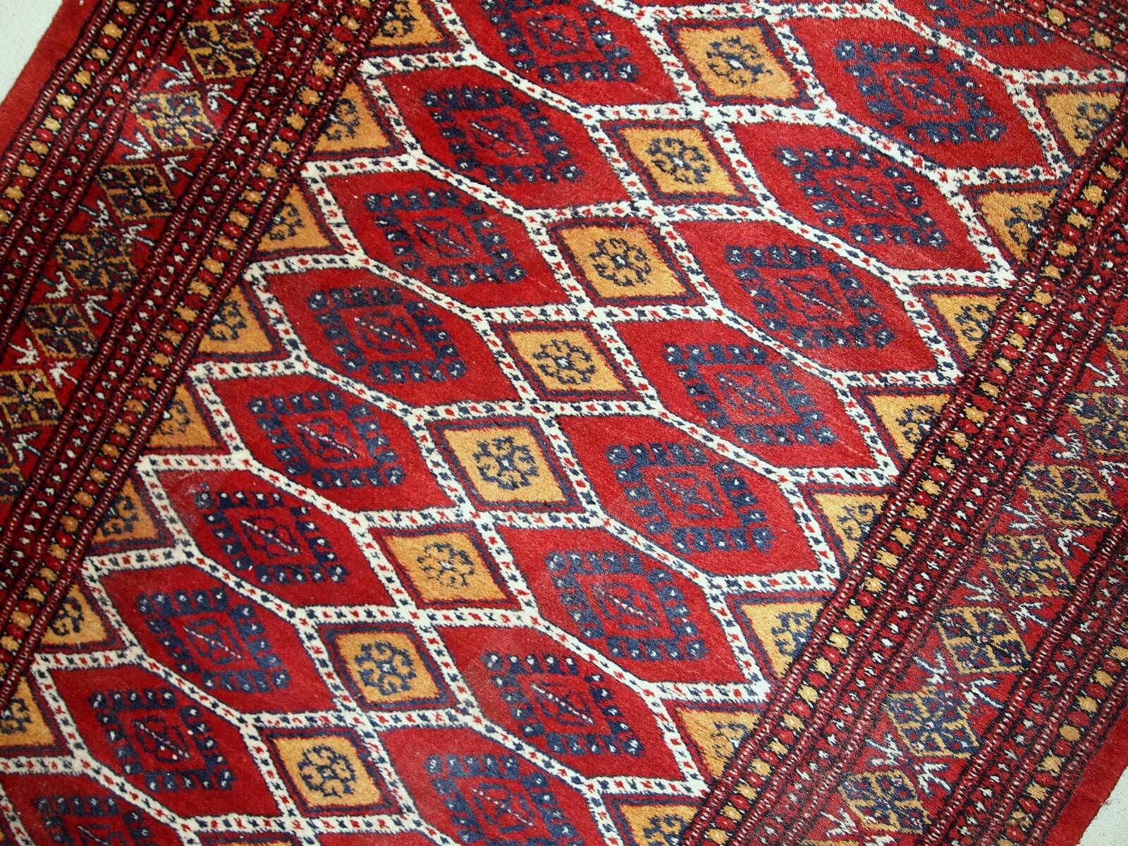 Tapis Vintage Bukhara Ouzbek, Années 1960, Élégance Classique