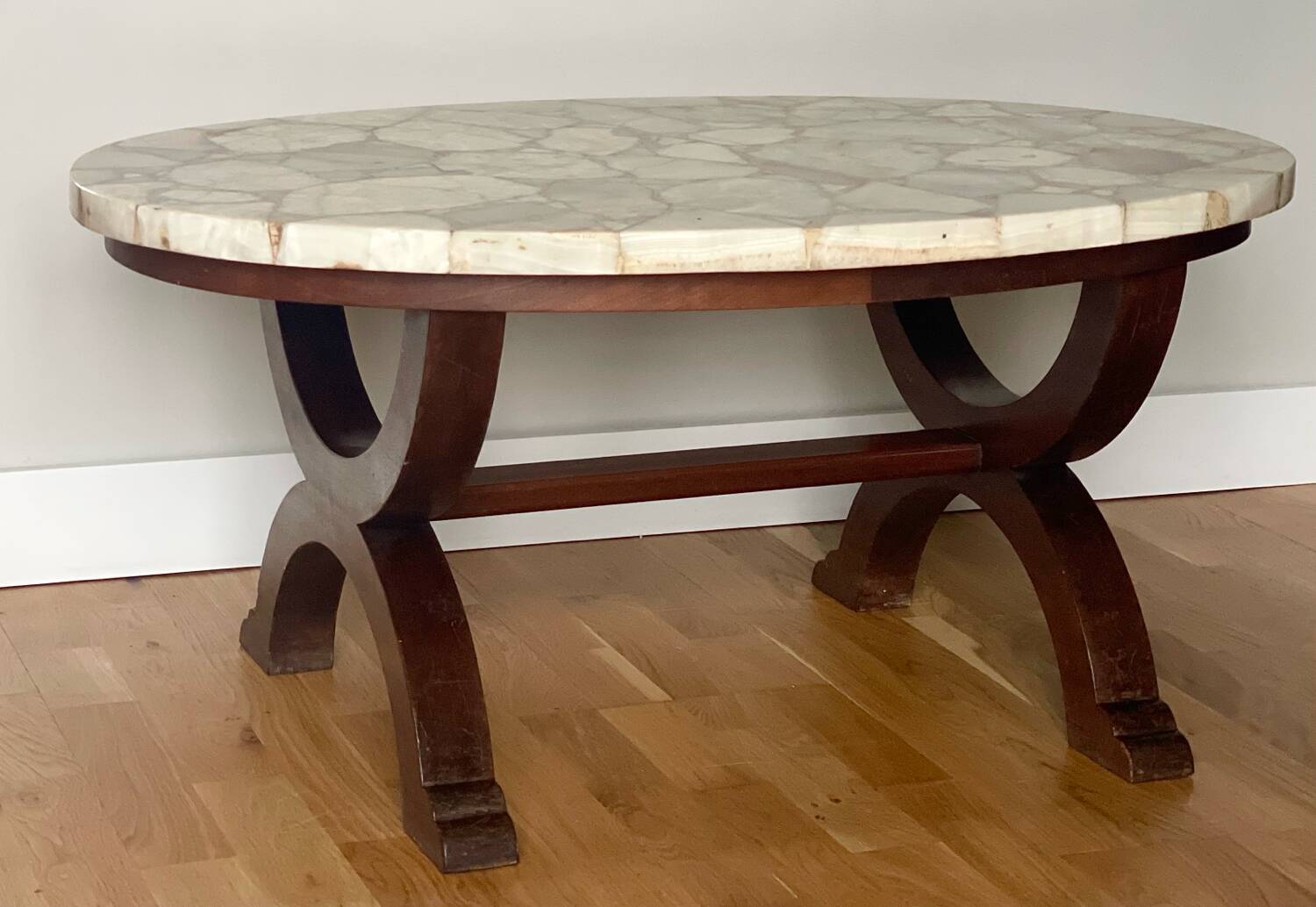 Coffee table in wood, marble and onyx.