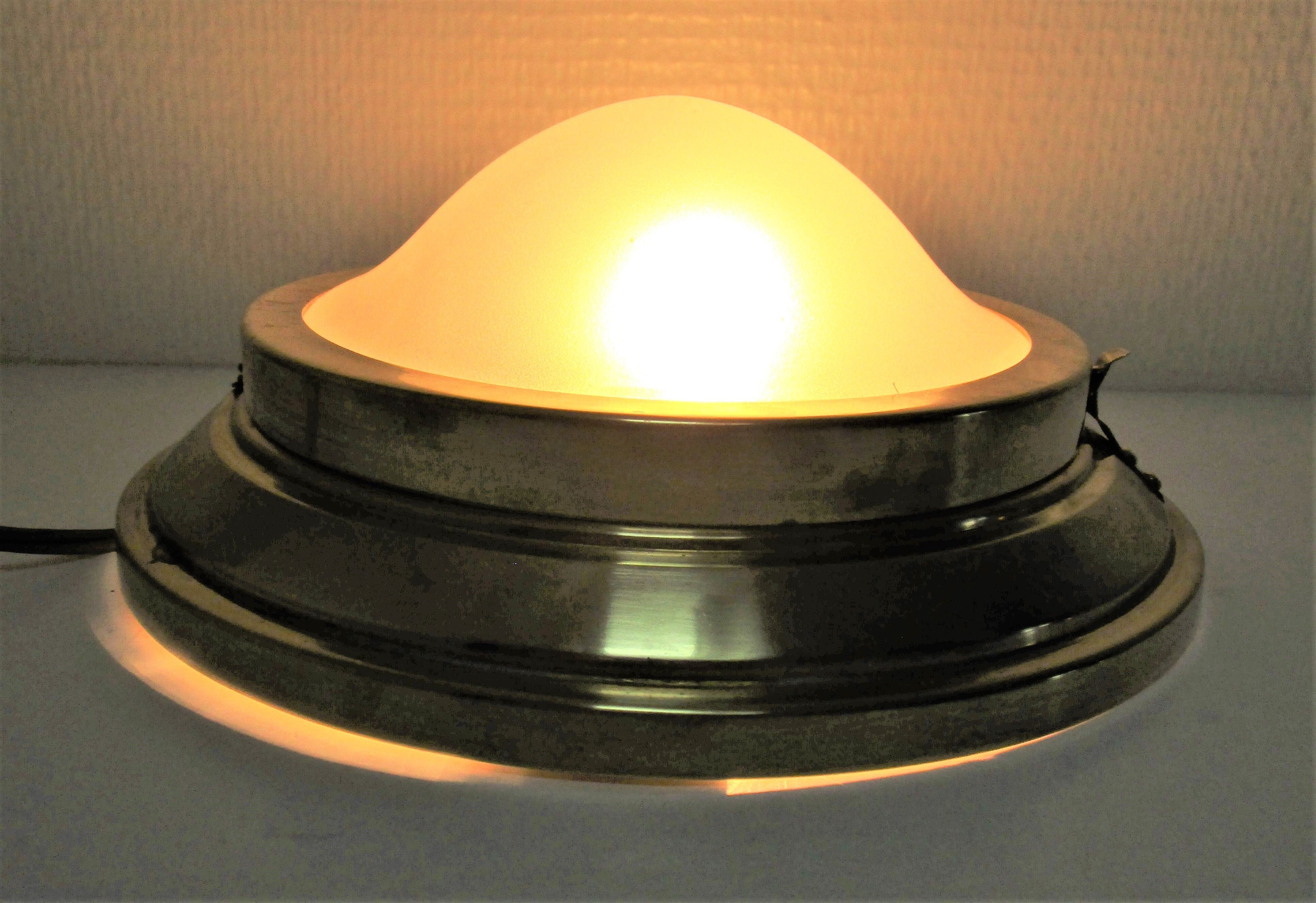 Applique laiton verre bombé dépoli début XXème
