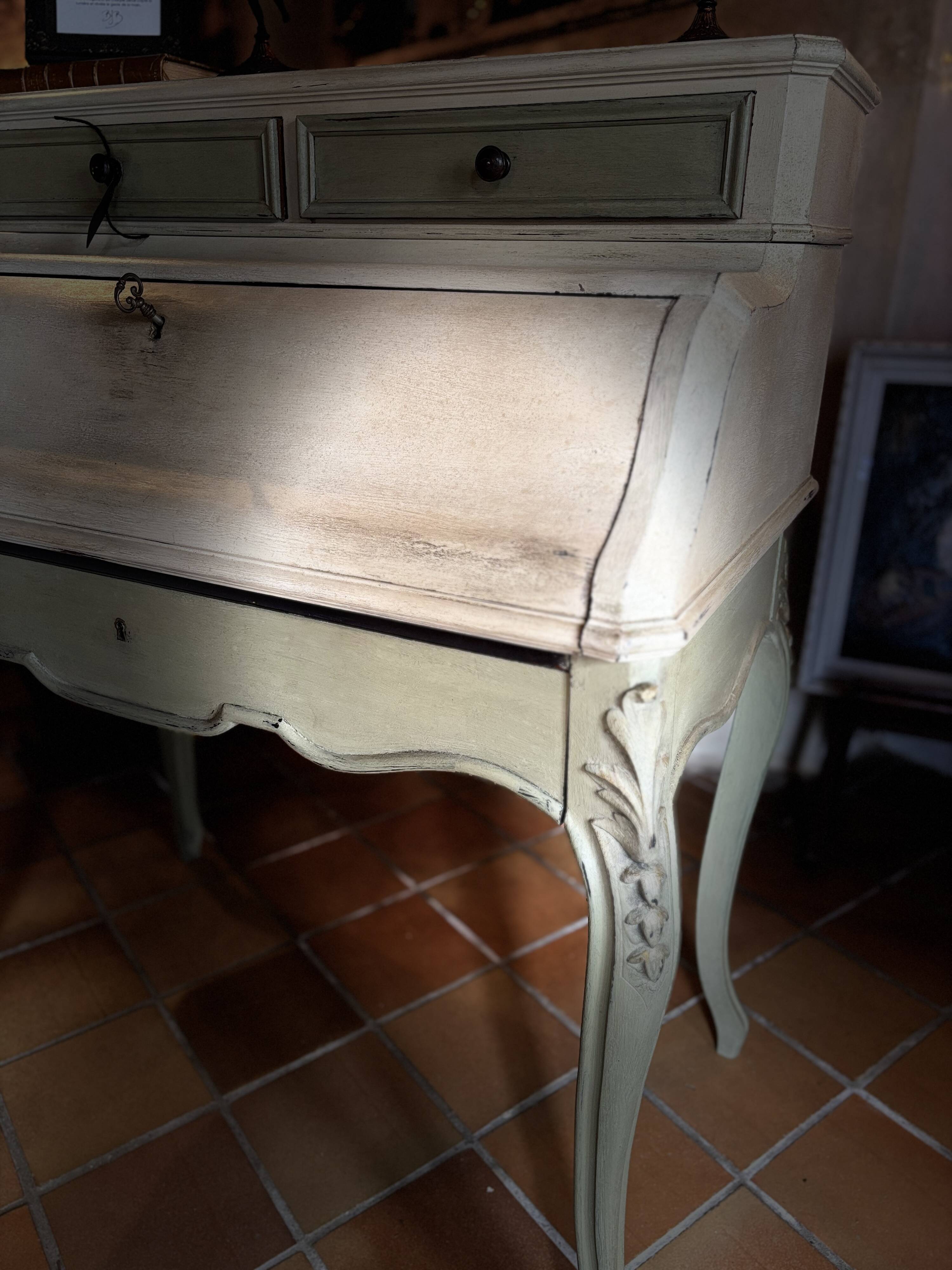 Cylinder desk, between light and the gentleness of time