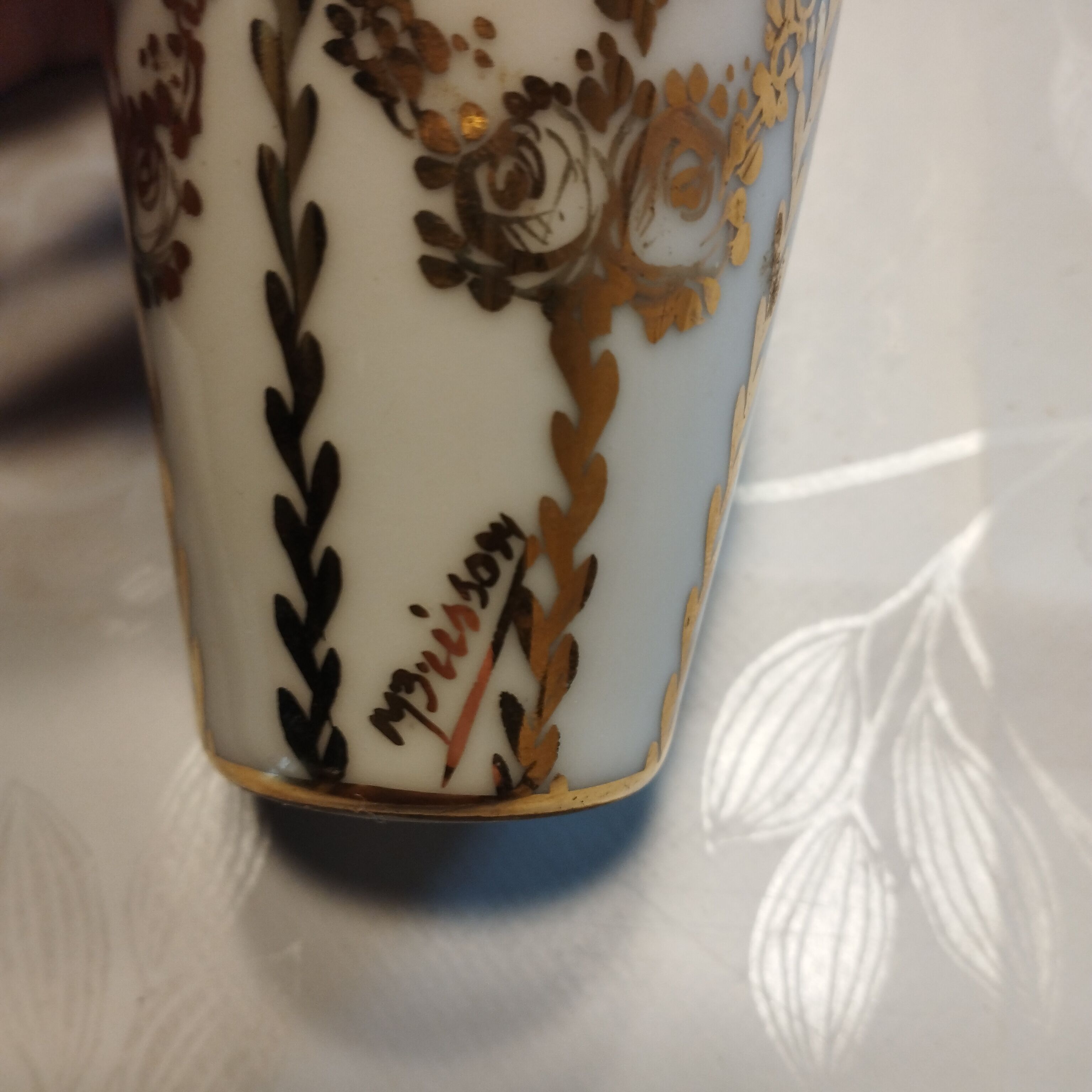 Soliflore vase in Limoges porcelain painted in gold by hand and signed