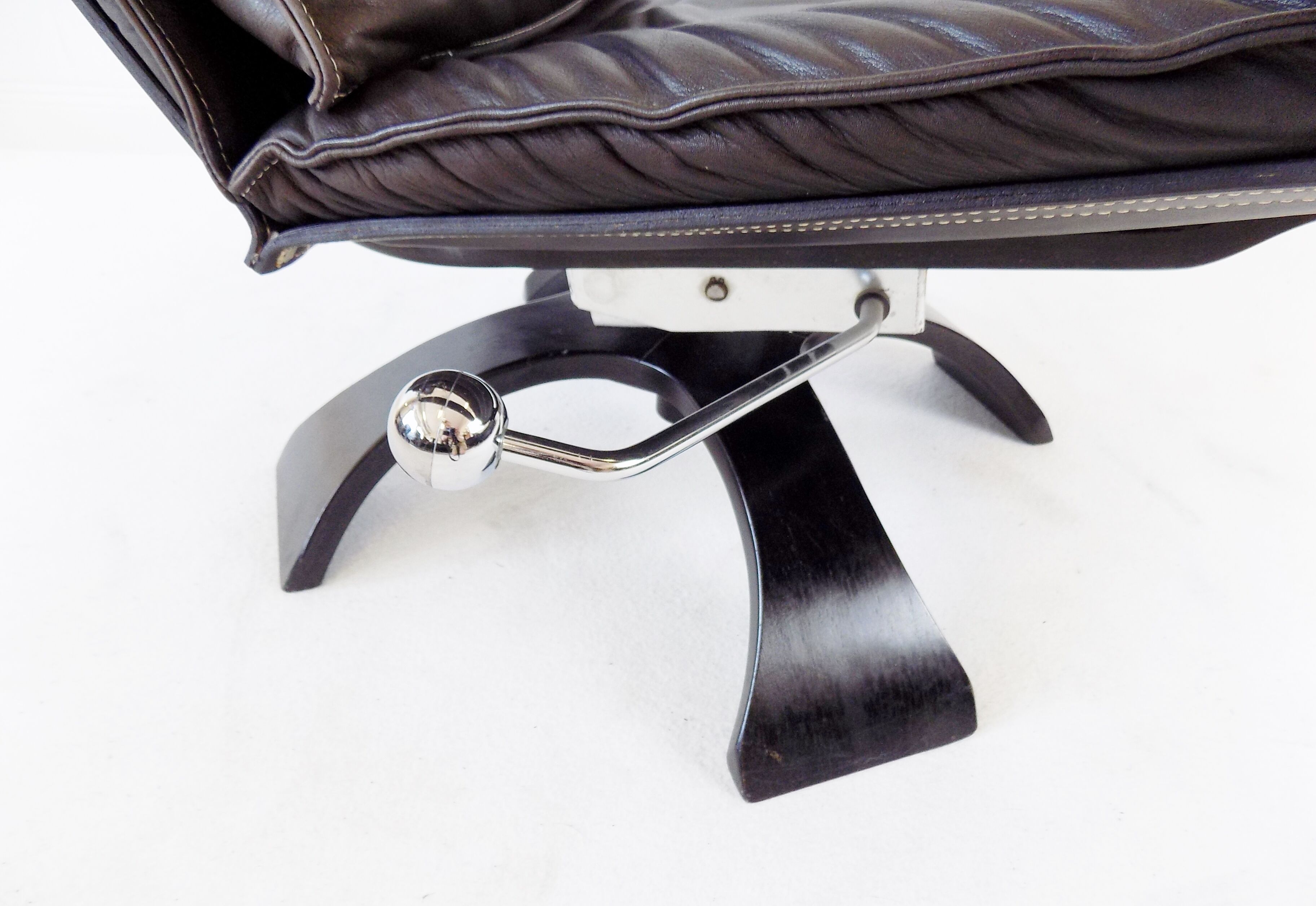 Nelo leather lounge chair by Ake Fribytter