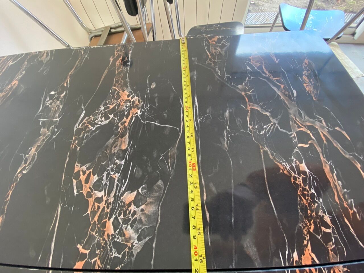 Extendable table + 4 marbled formica chairs