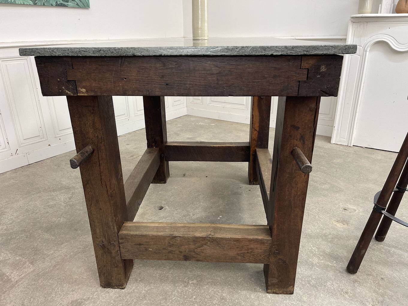 Old work island from 1930 in oak and granite.