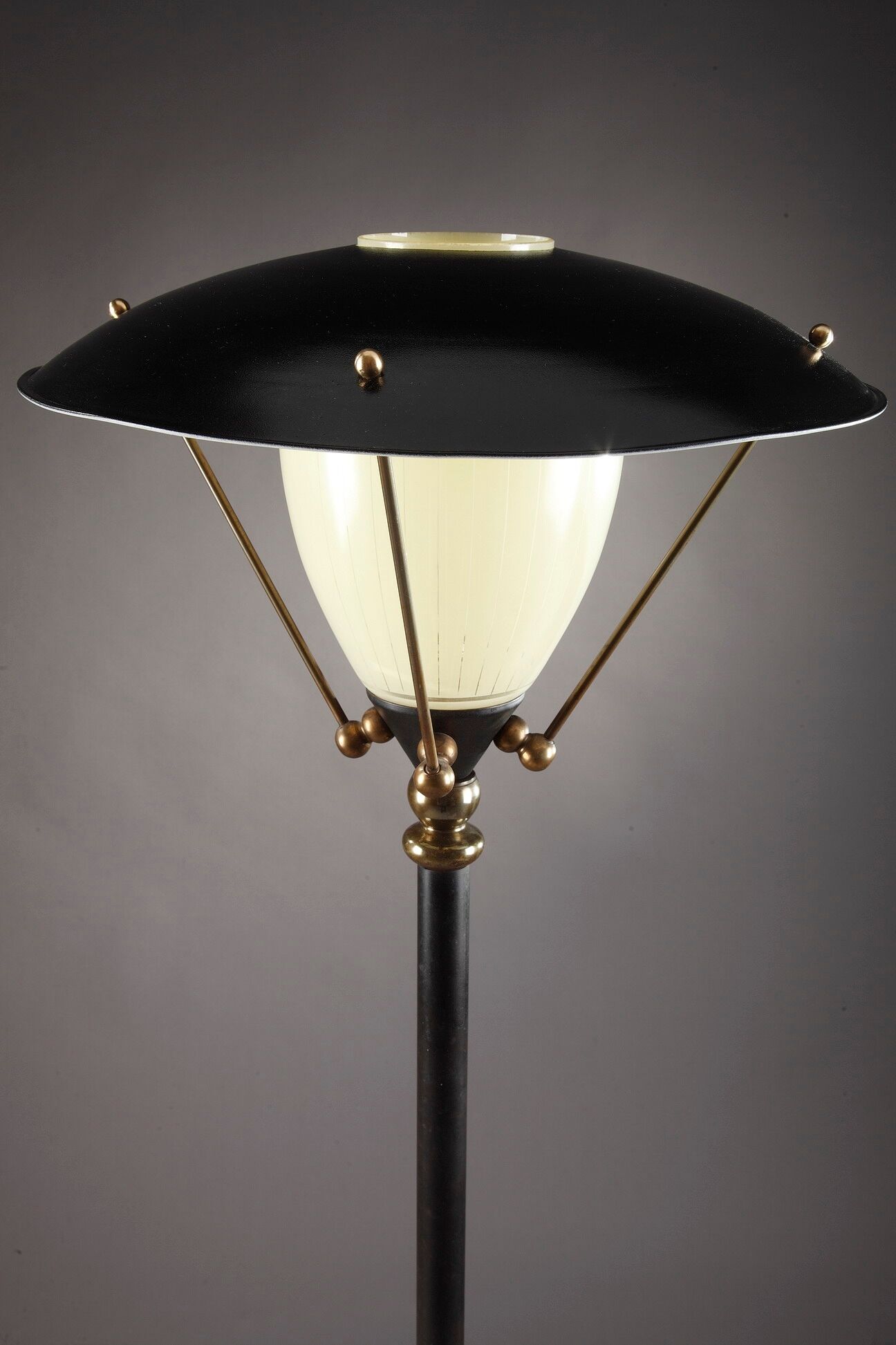 Lampadaire tripode de forme réverbère en fer et verre
