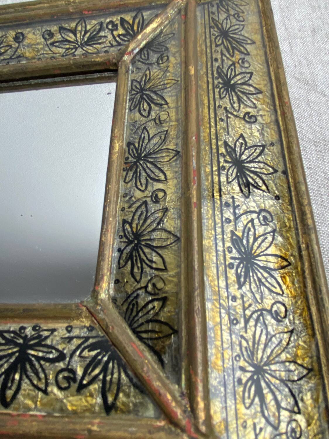 Eglomisé mirror with wooden parecloses