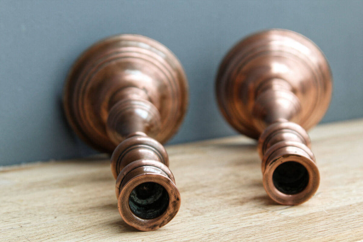 Paire de bougeoirs anciens, en cuivre