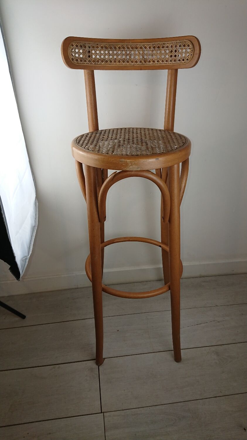 Stunt and curved wood bar stool