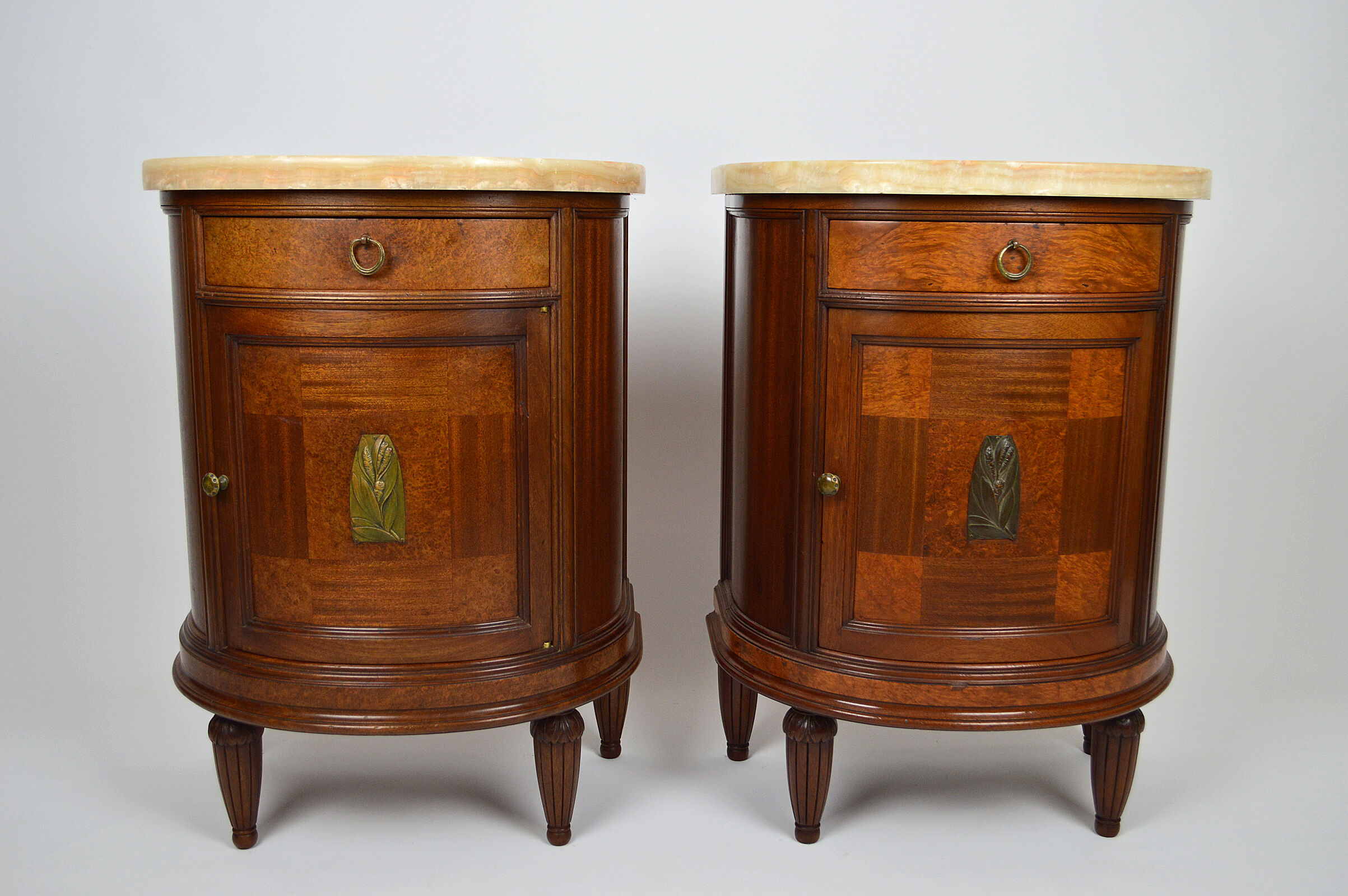 Paire de chevets Art Déco demi-lune en acajou vers 1925