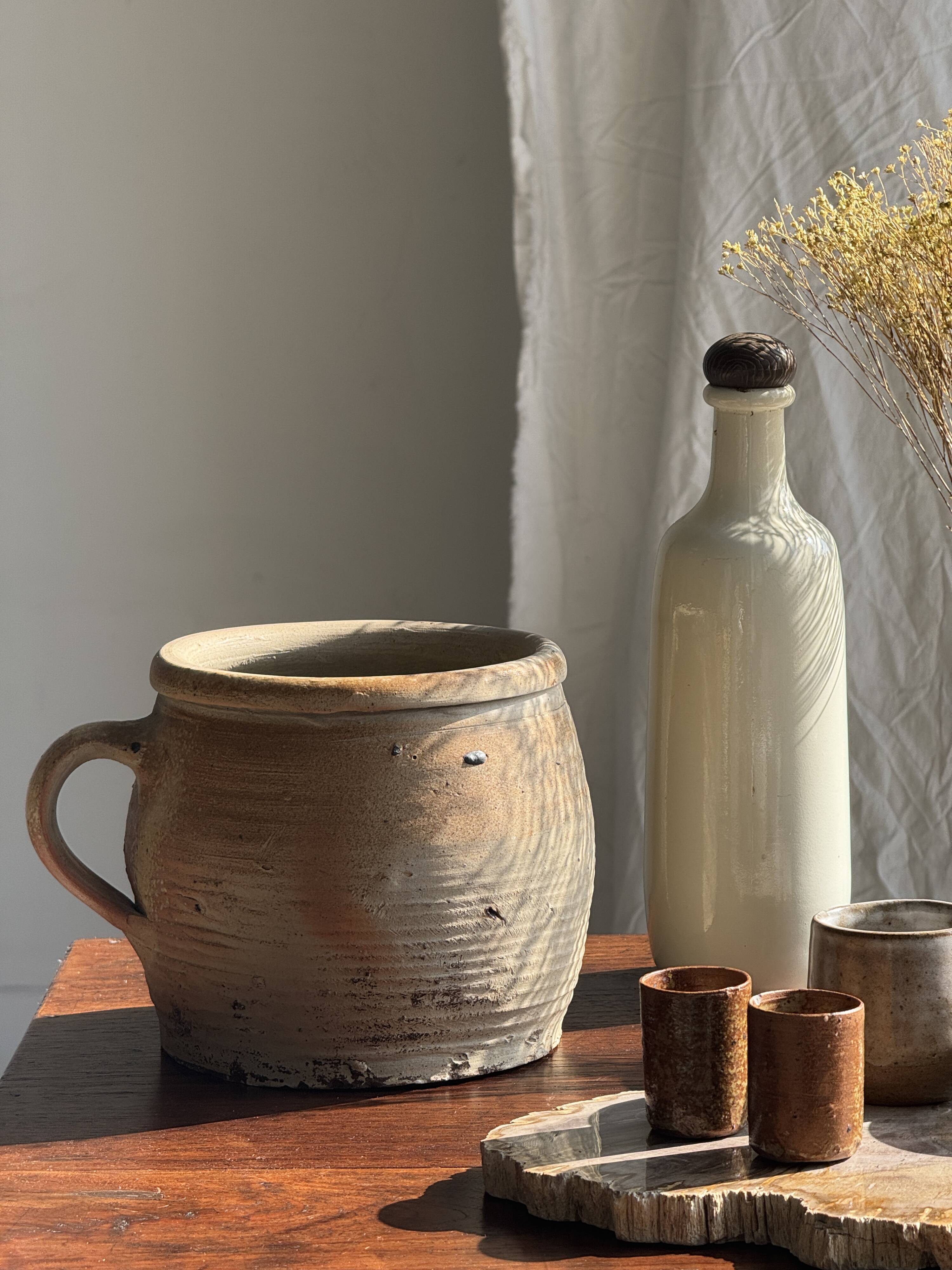 Large stoneware pot with ribbed handle H16