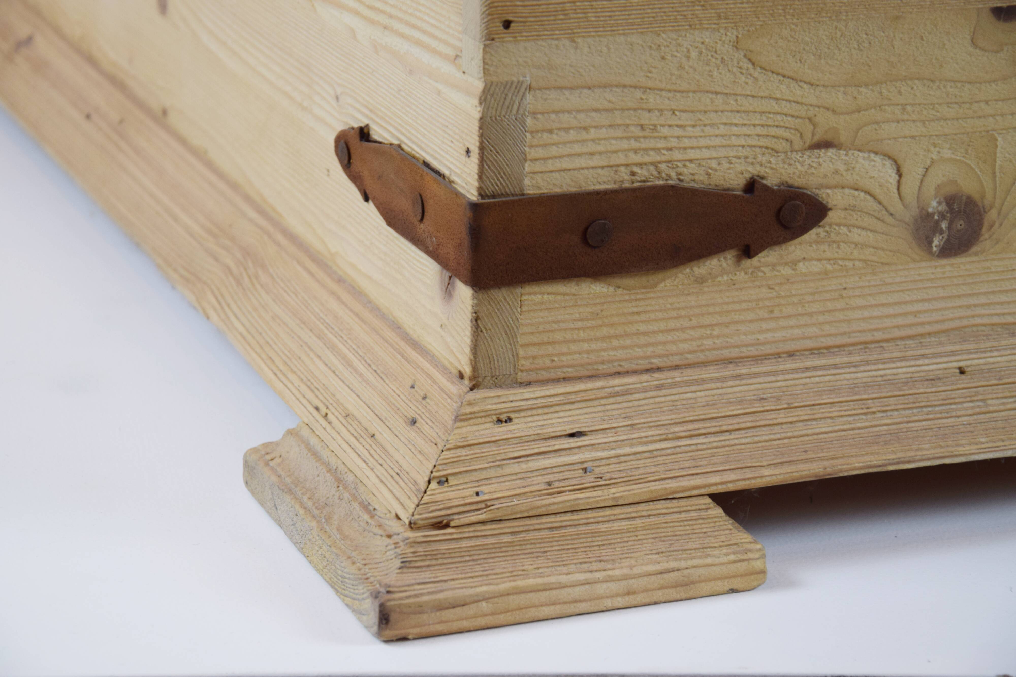 Coffee table chest
