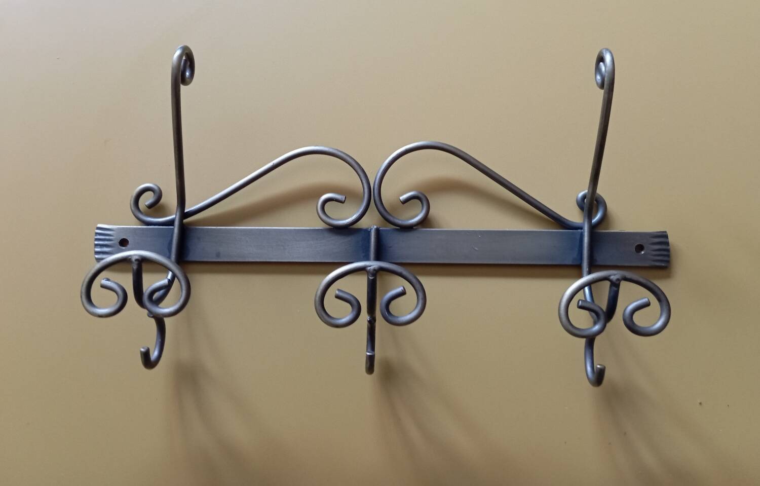 Wall-mounted coat rack with 3 hooks, brushed brass